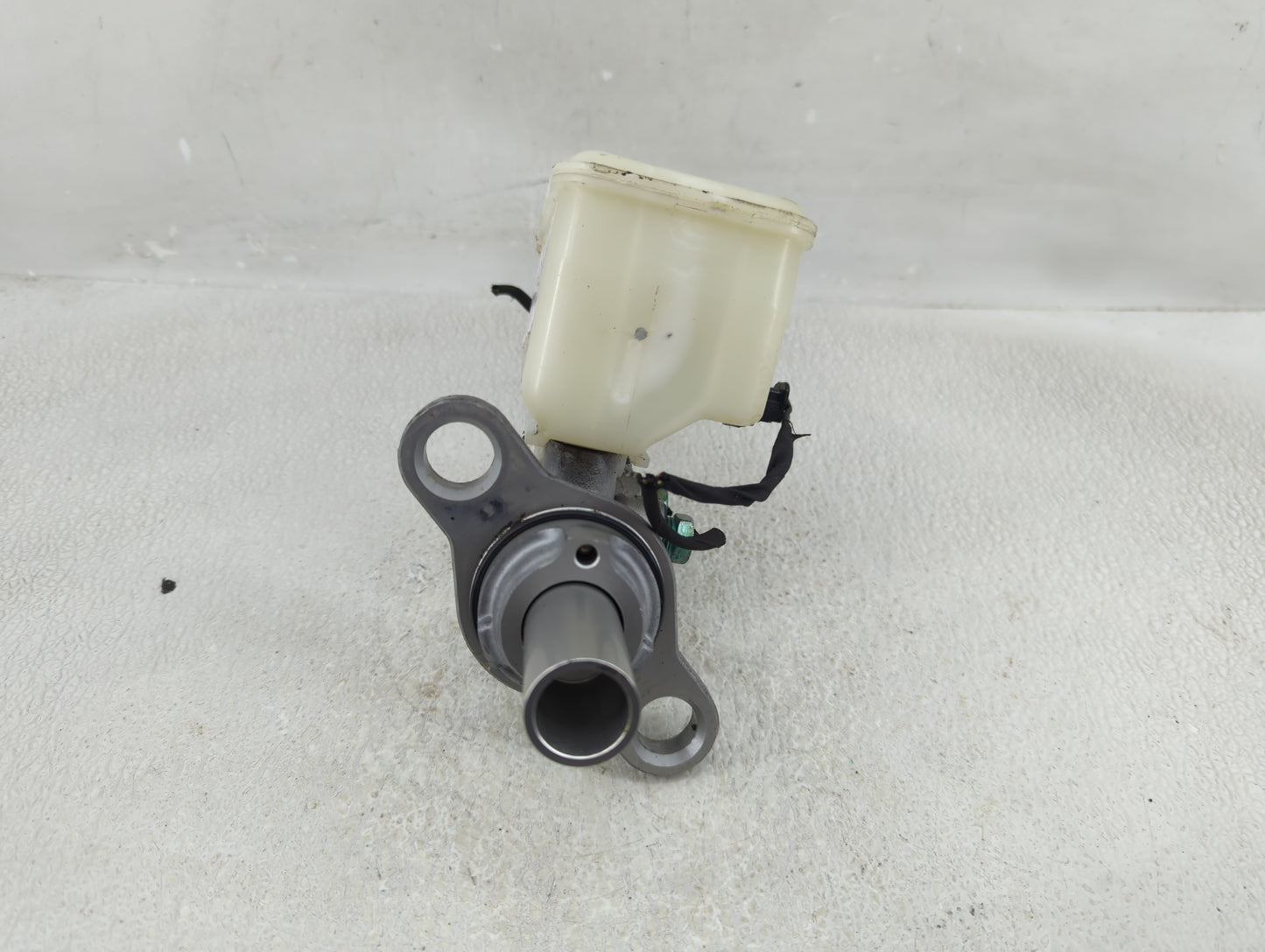 2016-2021 Chevrolet Malibu Brake Master Cylinder 1276541 - Oemusedautoparts1.com