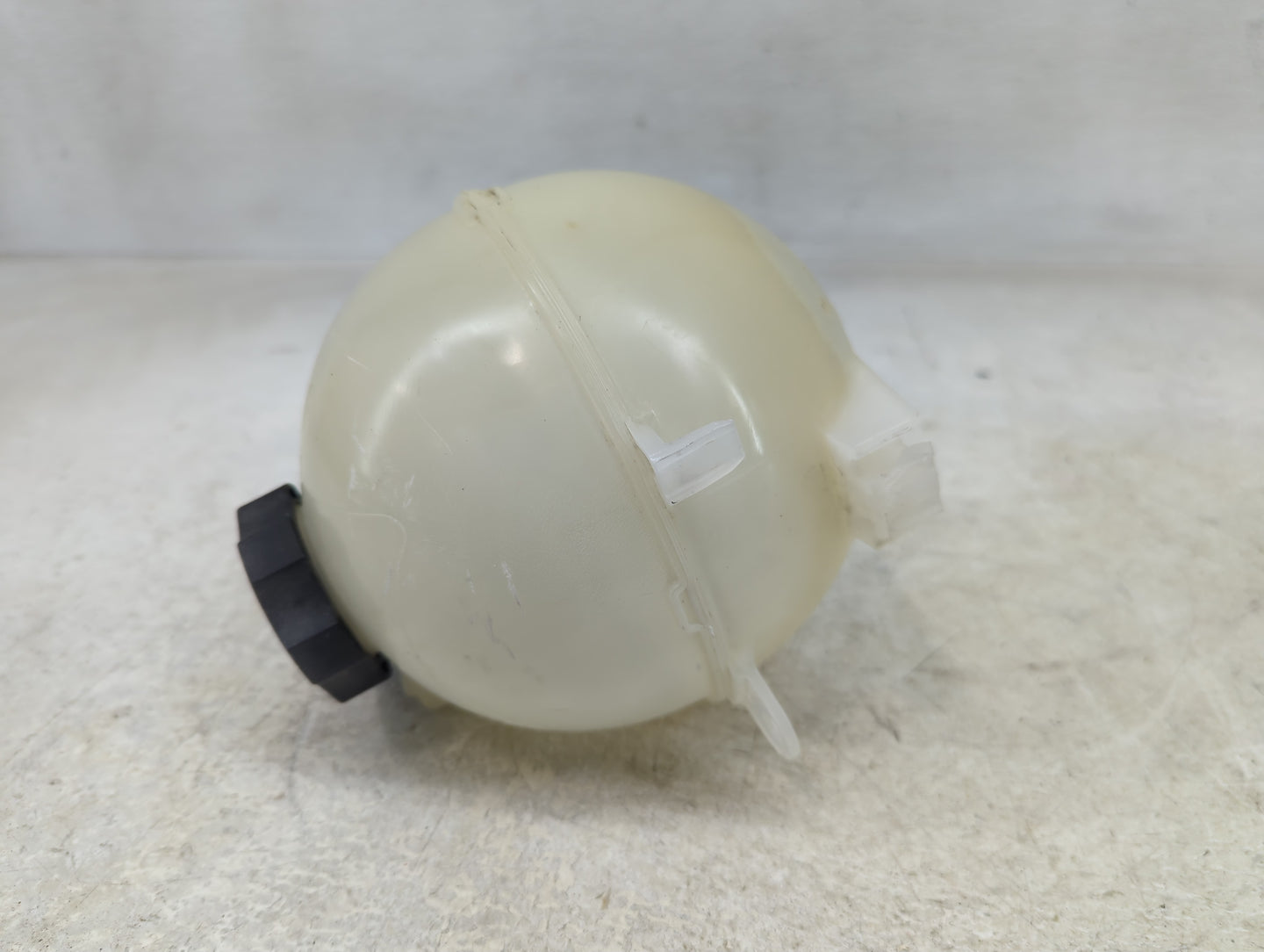 2016 Chevrolet Malibu Radiator Coolant Overflow Expansion Tank Bottle 1390572 - Oemusedautoparts1.com