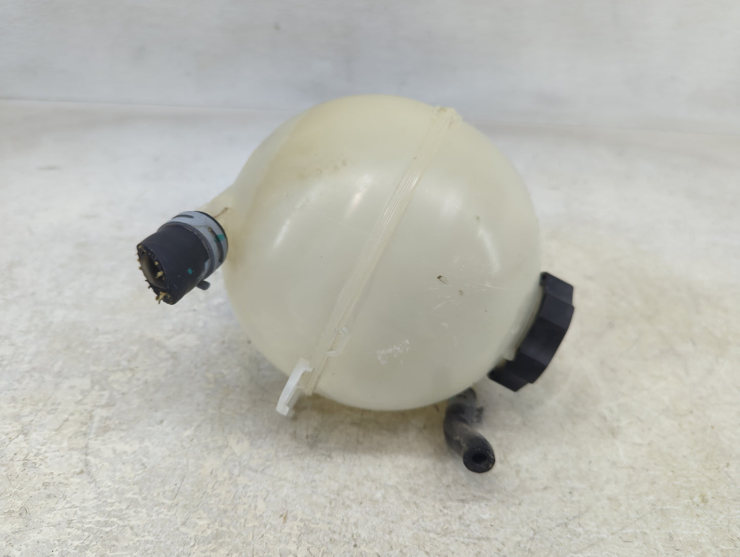 2016 Chevrolet Malibu Radiator Coolant Overflow Expansion Tank Bottle 1390572 - Oemusedautoparts1.com