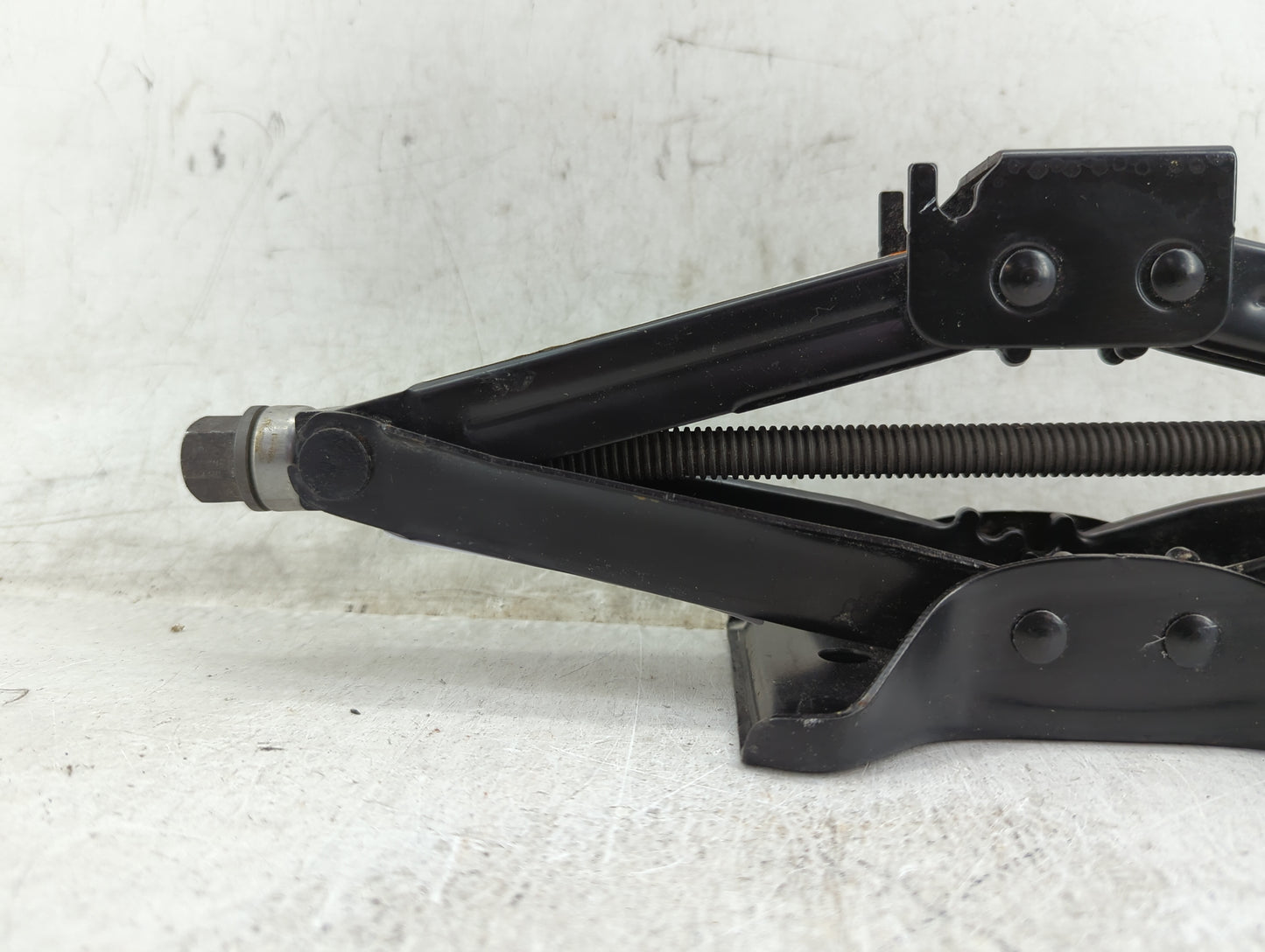 2020 Chevrolet Malibu Spare Scissor Car Jack - Oemusedautoparts1.com