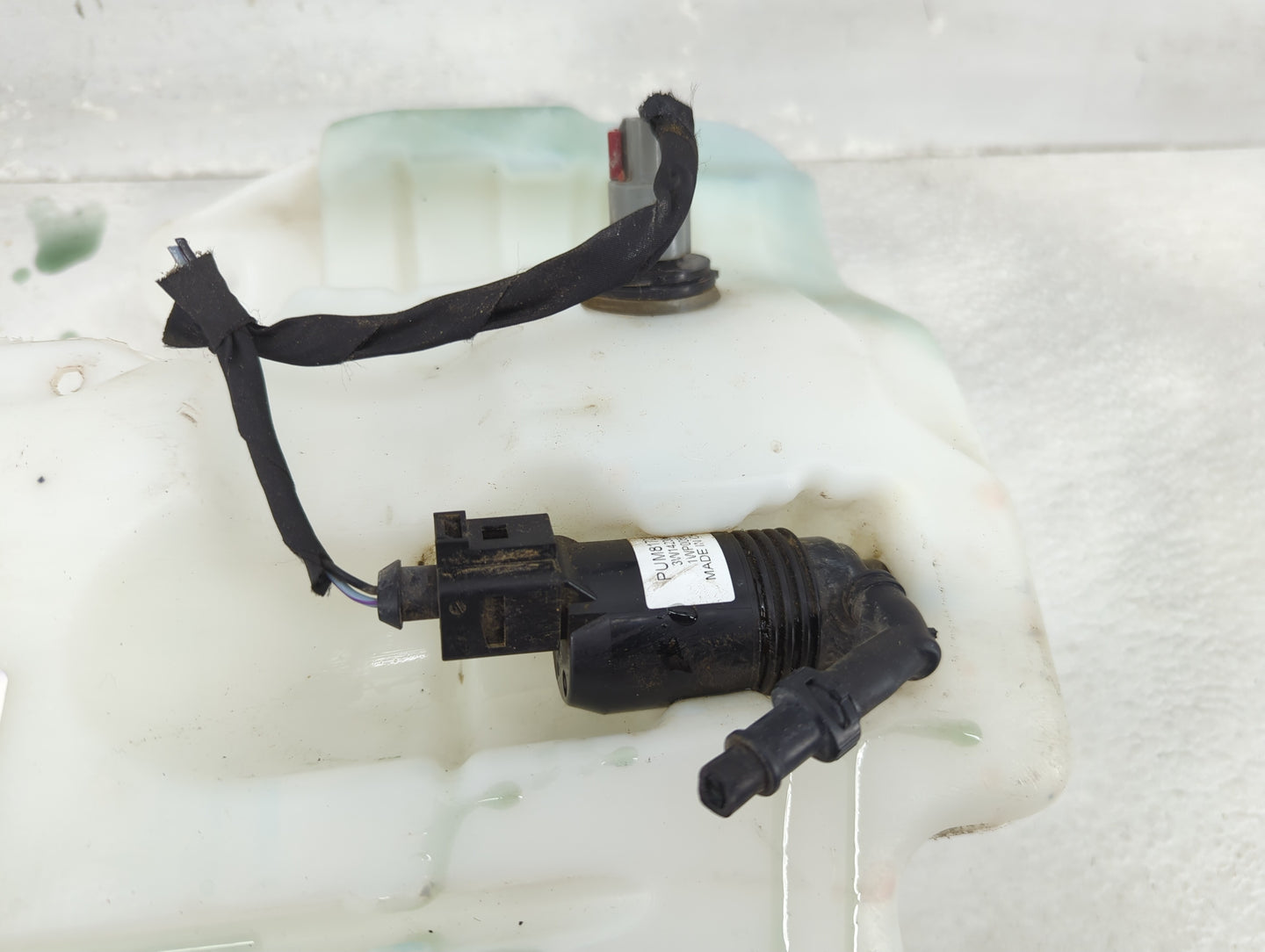 2017-2021 Chevrolet Malibu Windshield Washer Fluid Reservoir Bottle Oem - Oemusedautoparts1.com