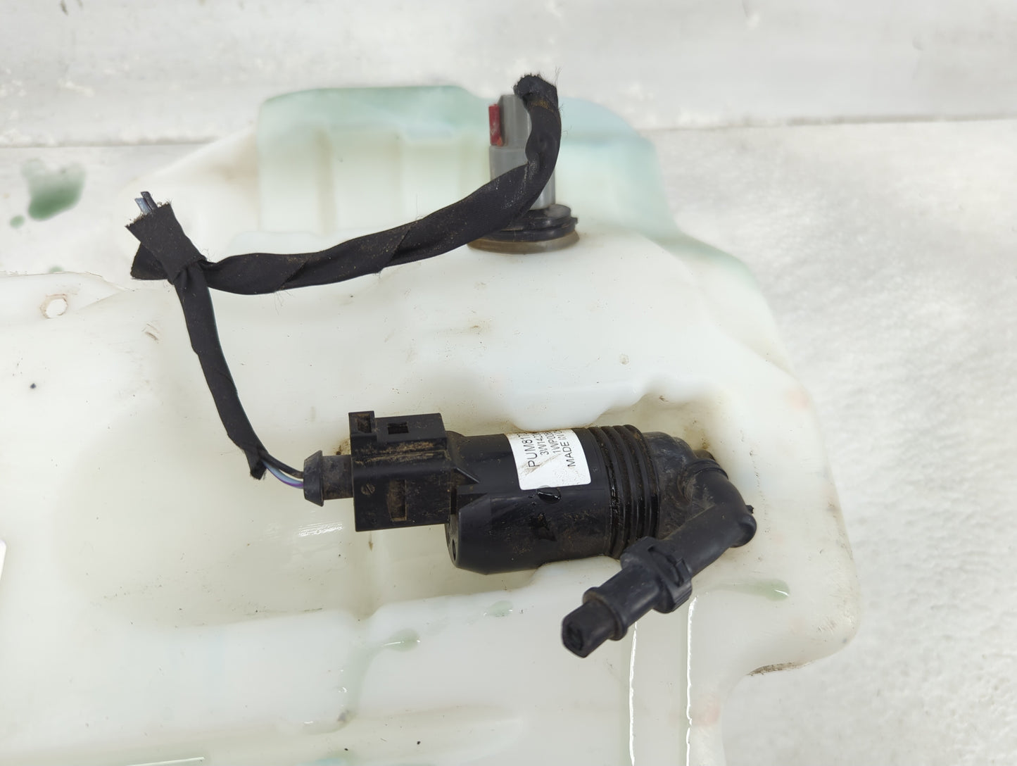 2017-2021 Chevrolet Malibu Windshield Washer Fluid Reservoir Bottle Oem - Oemusedautoparts1.com