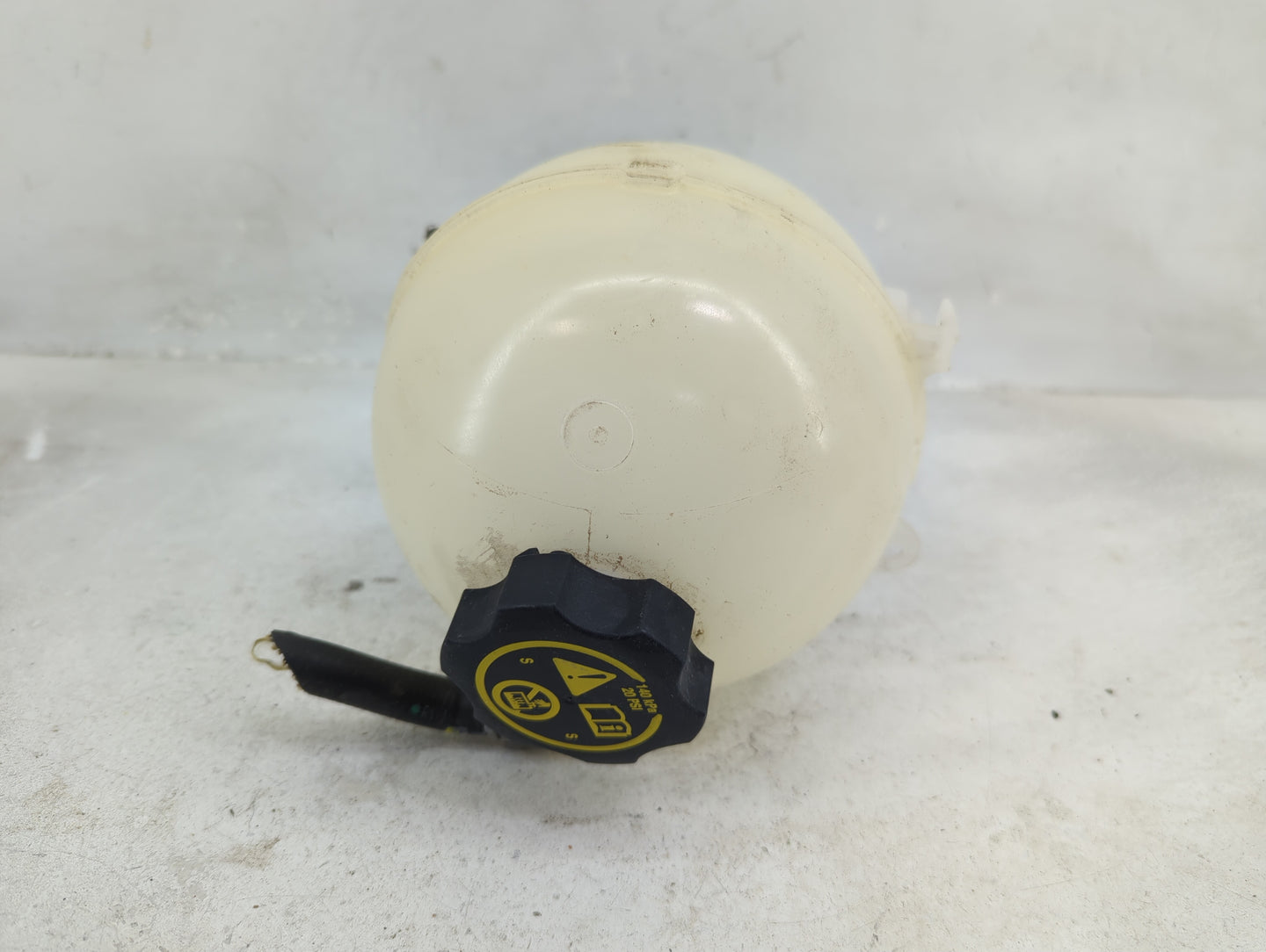 2016 Chevrolet Malibu Radiator Coolant Overflow Expansion Tank Bottle 1433413 - Oemusedautoparts1.com