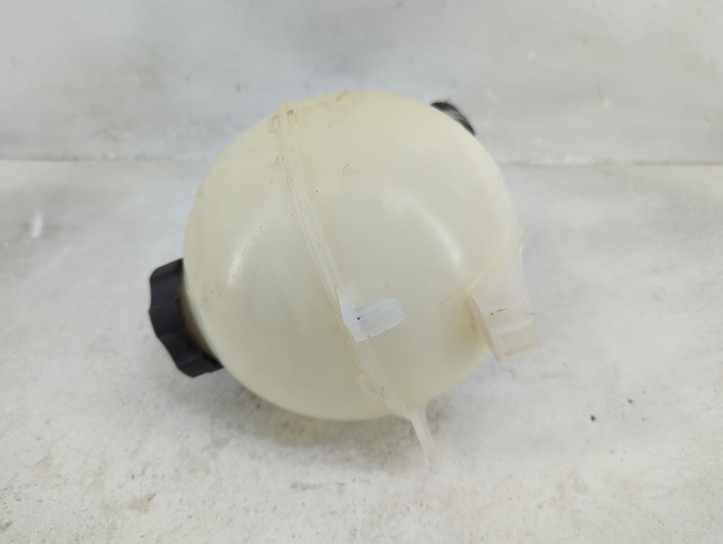 2016 Chevrolet Malibu Radiator Coolant Overflow Expansion Tank Bottle 1433413 - Oemusedautoparts1.com