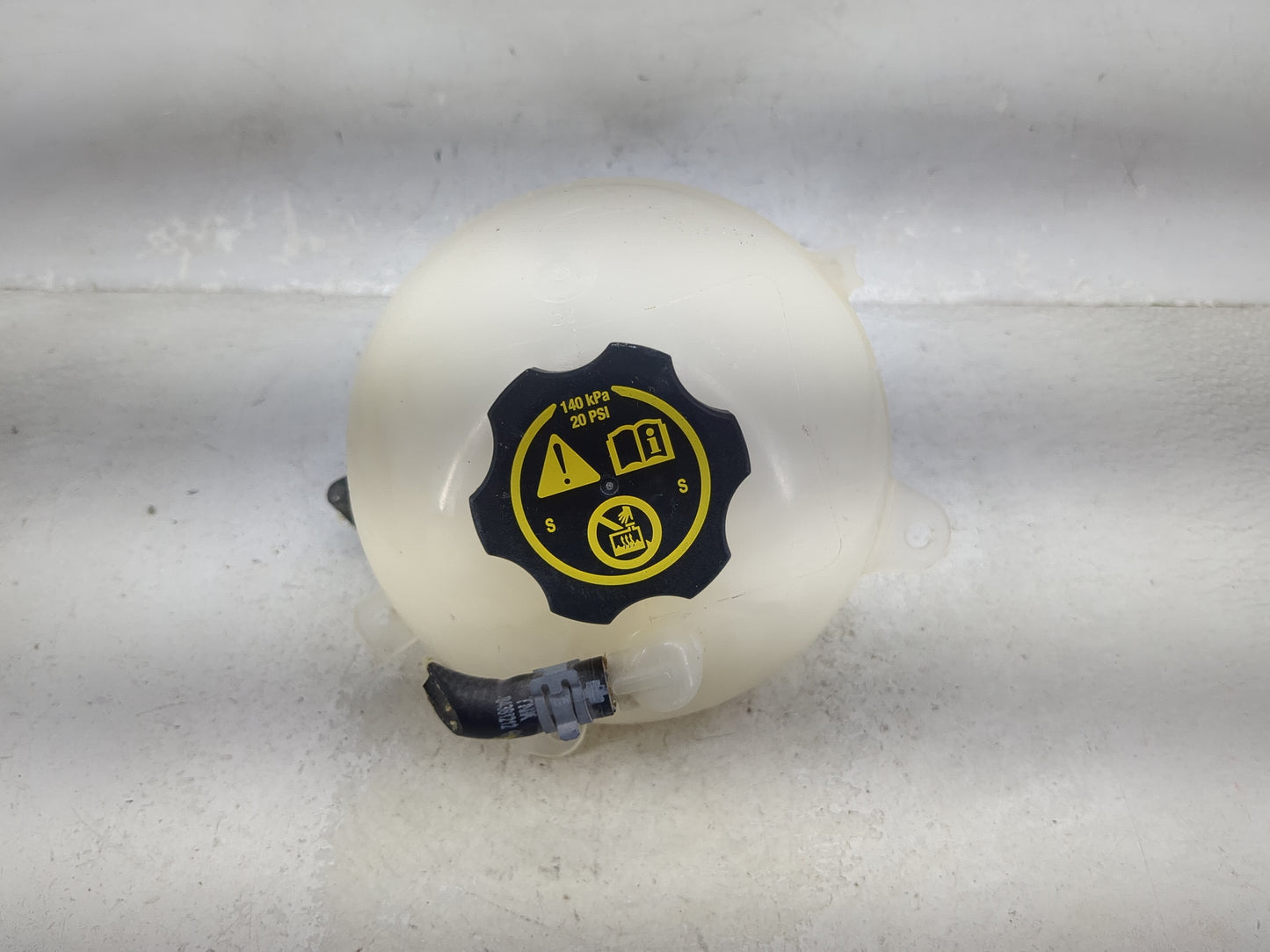 2016 Chevrolet Malibu Radiator Coolant Overflow Expansion Tank Bottle 1477186 - Oemusedautoparts1.com