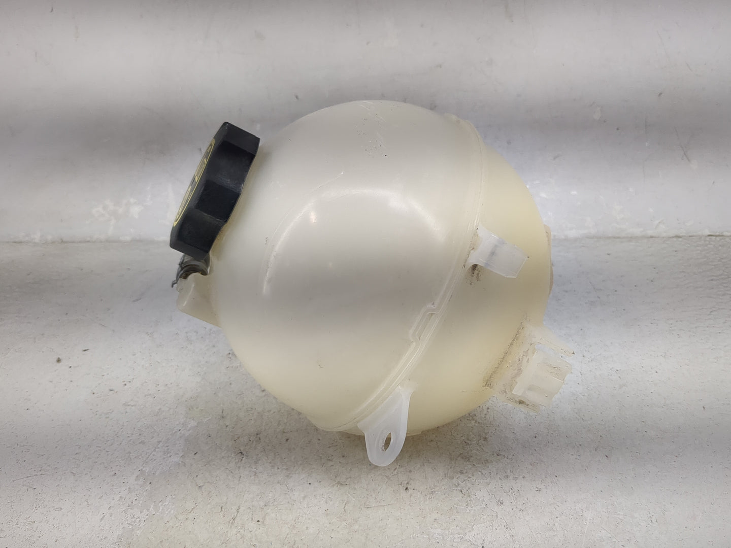 2016 Chevrolet Malibu Radiator Coolant Overflow Expansion Tank Bottle 1477186 - Oemusedautoparts1.com
