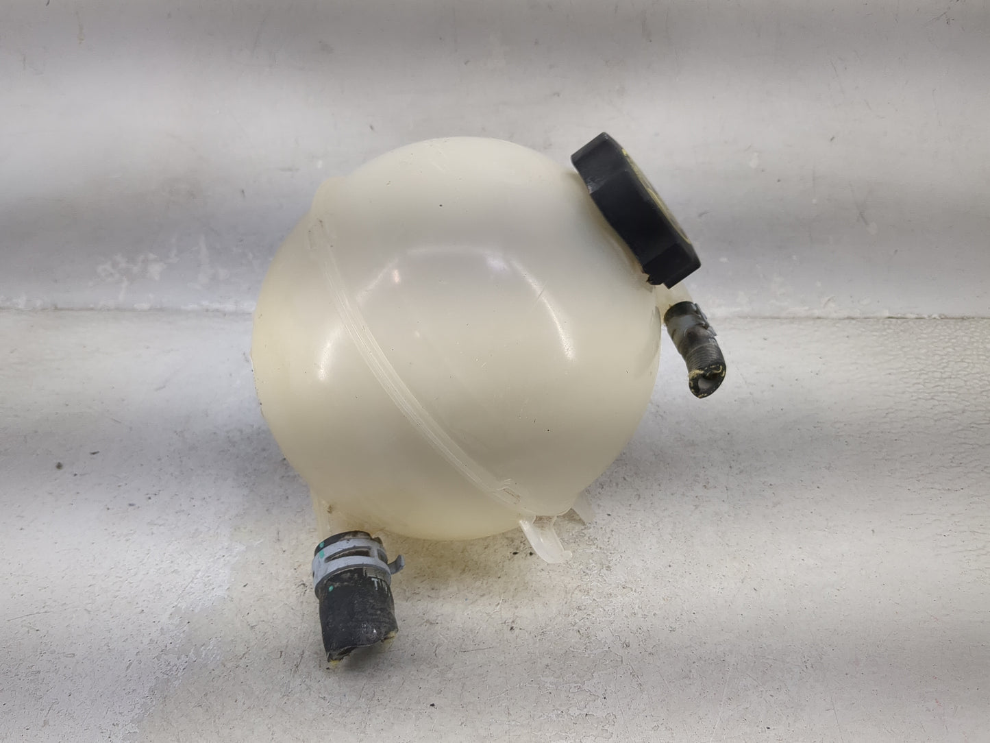 2016 Chevrolet Malibu Radiator Coolant Overflow Expansion Tank Bottle 1477186 - Oemusedautoparts1.com