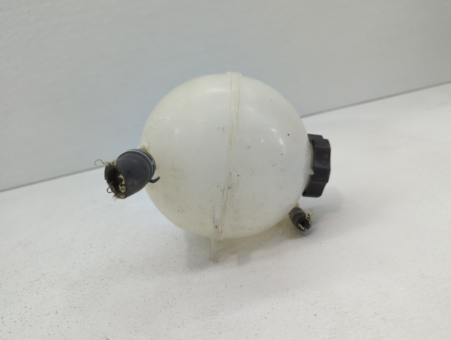 2016 Chevrolet Malibu Radiator Coolant Overflow Expansion Tank Bottle 414144 - Oemusedautoparts1.com