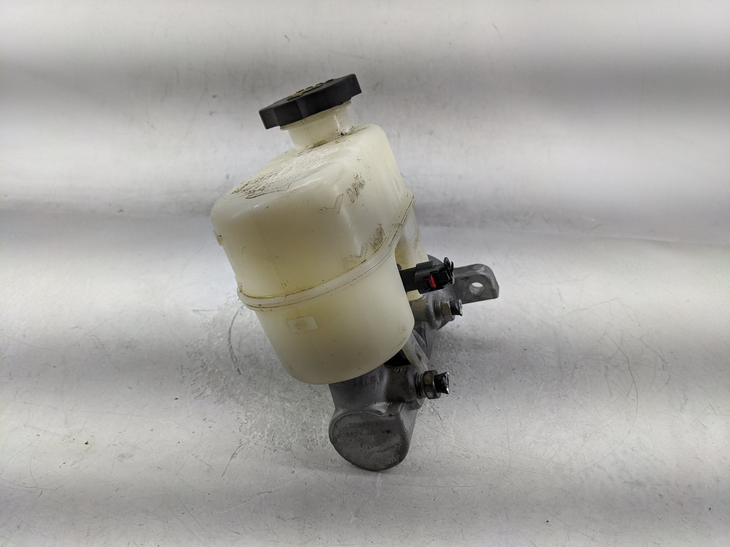 2015-2020 Chevrolet Tahoe Brake Master Cylinder 1376841 - Oemusedautoparts1.com