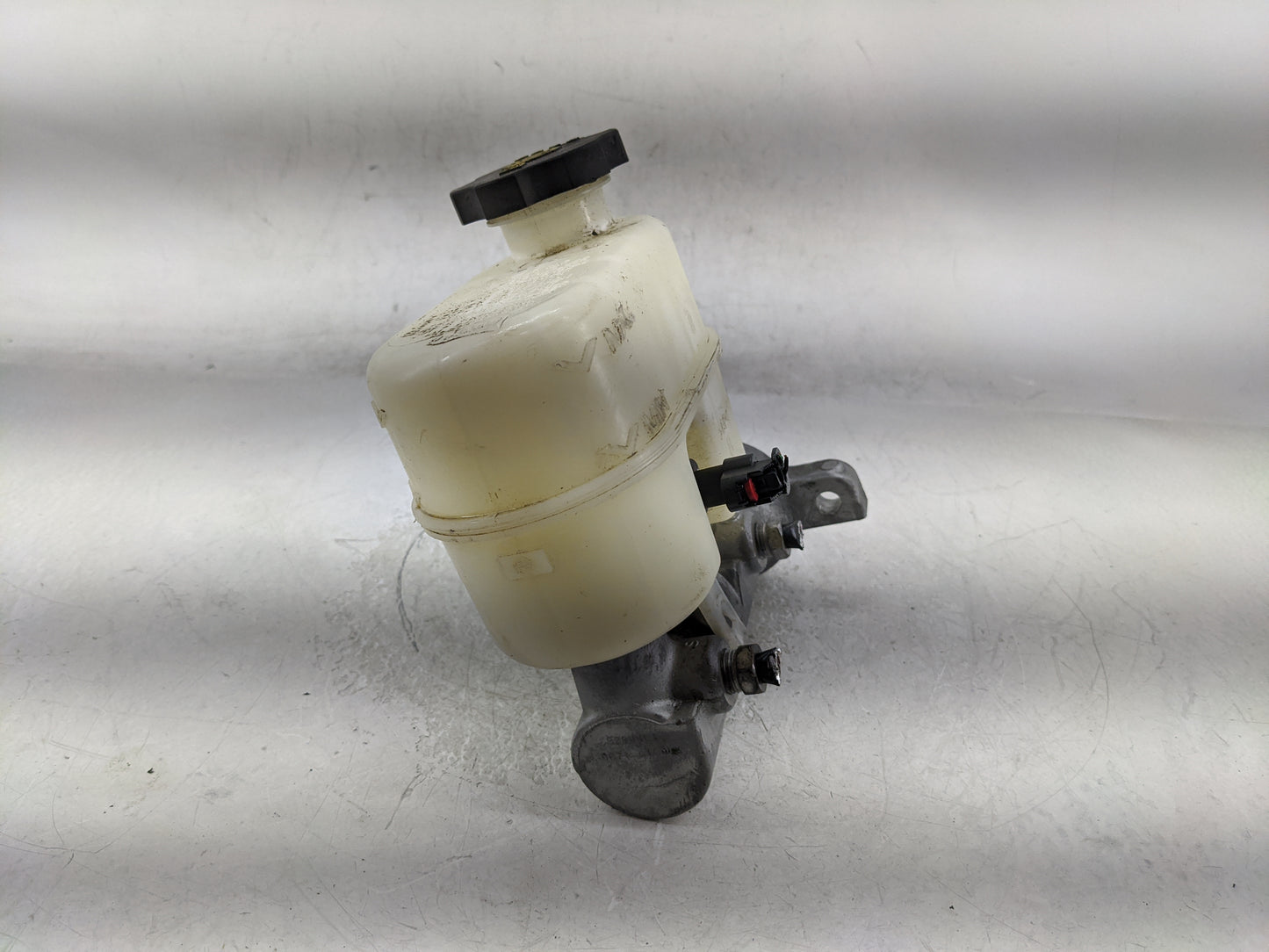 2015-2020 Chevrolet Tahoe Brake Master Cylinder 1376841 - Oemusedautoparts1.com