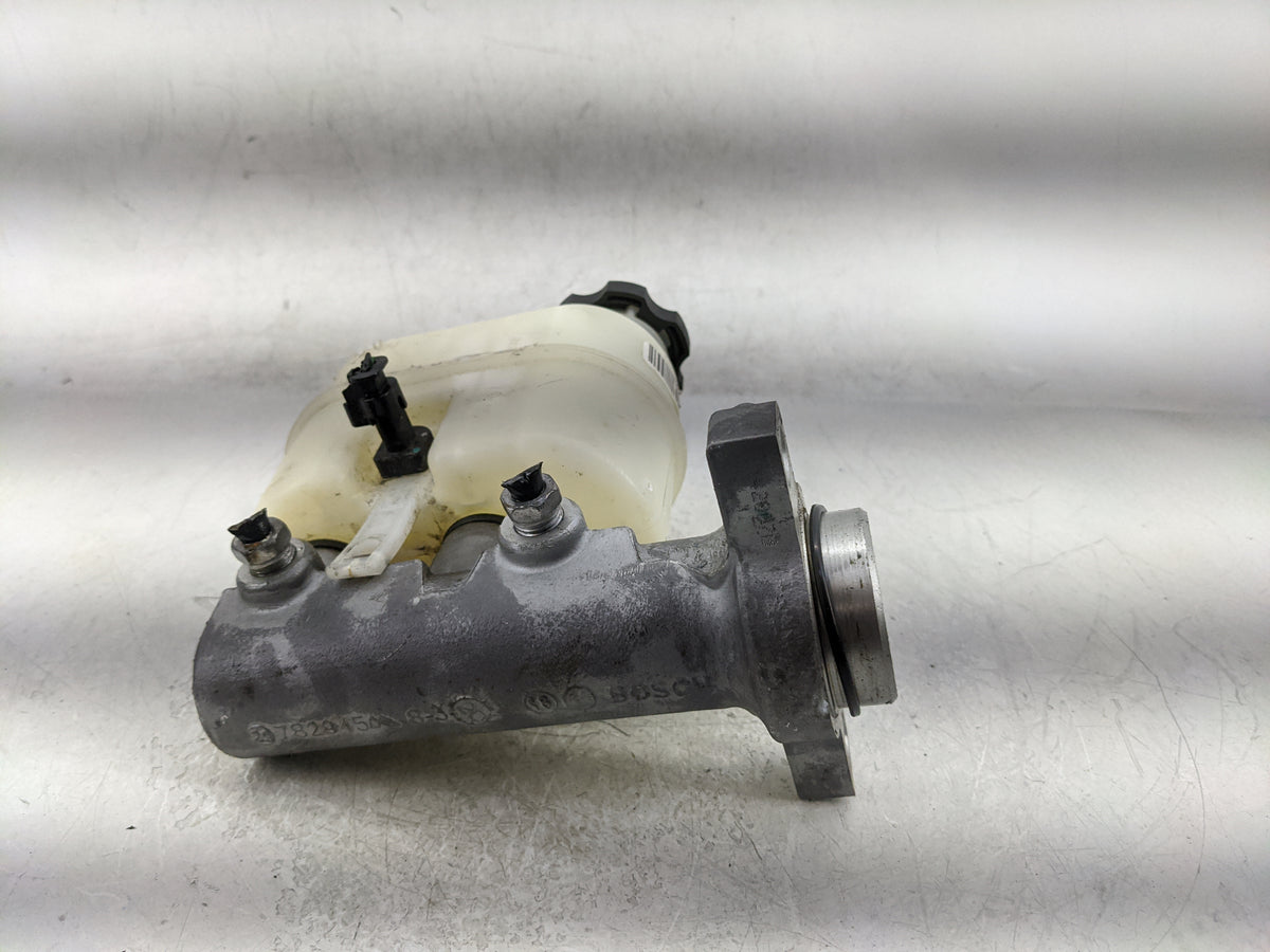 2015-2020 Chevrolet Tahoe Brake Master Cylinder 1376841 - Oemusedautoparts1.com