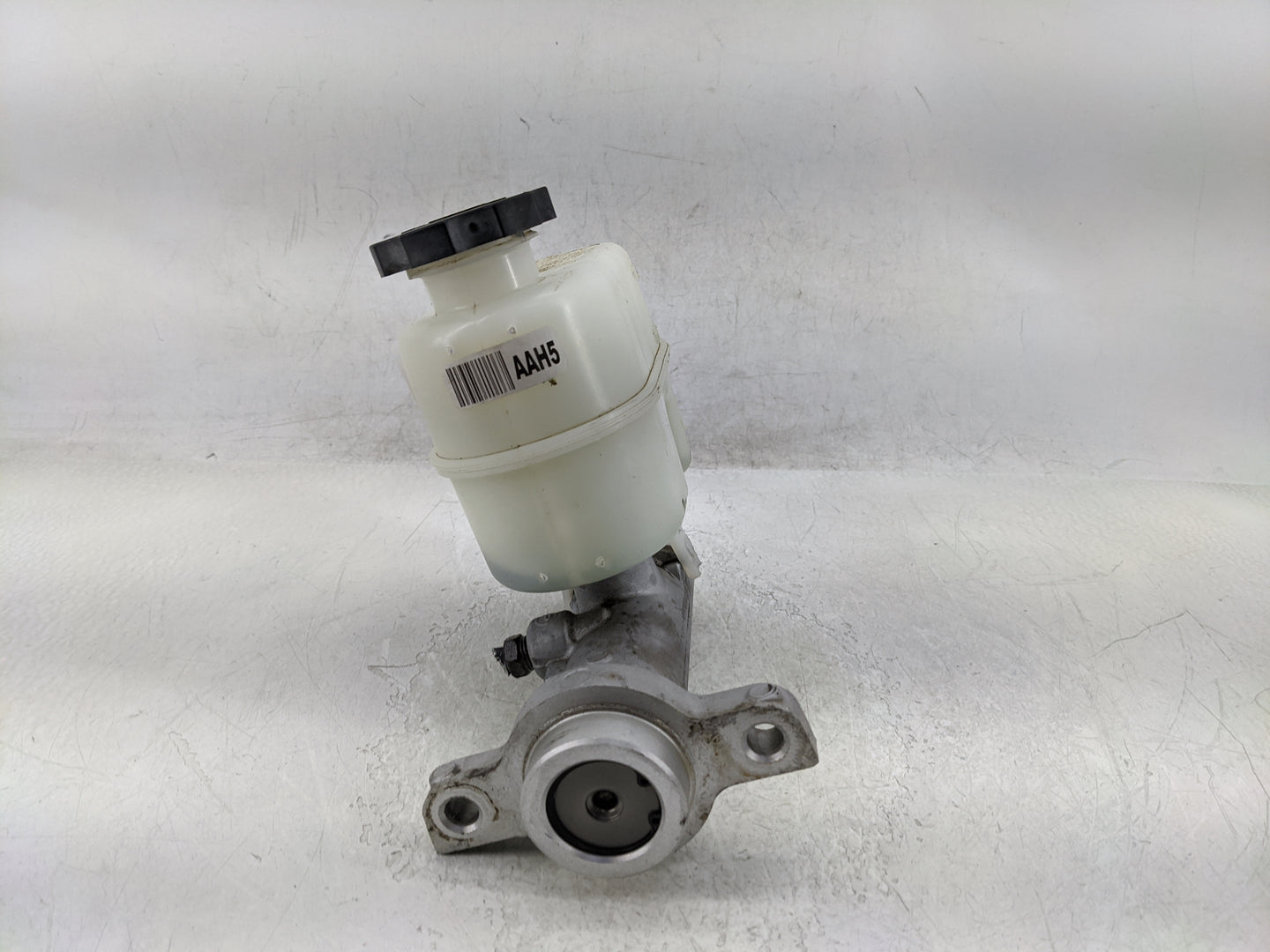 2015-2020 Chevrolet Tahoe Brake Master Cylinder 1377108 - Oemusedautoparts1.com