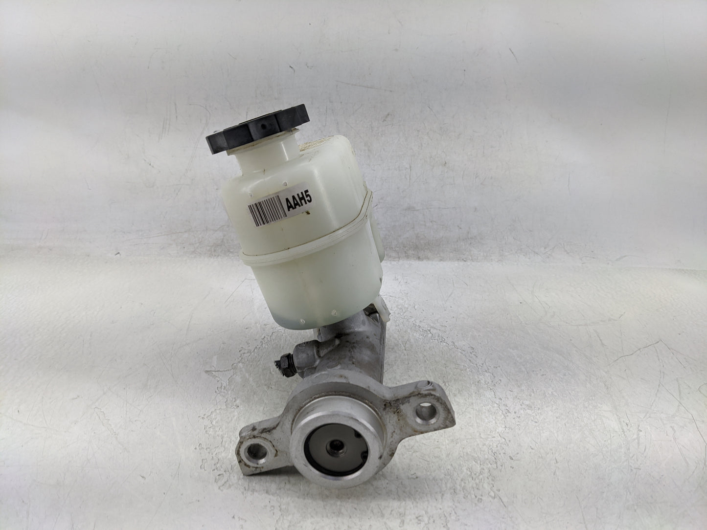 2015-2020 Chevrolet Tahoe Brake Master Cylinder 1377108 - Oemusedautoparts1.com