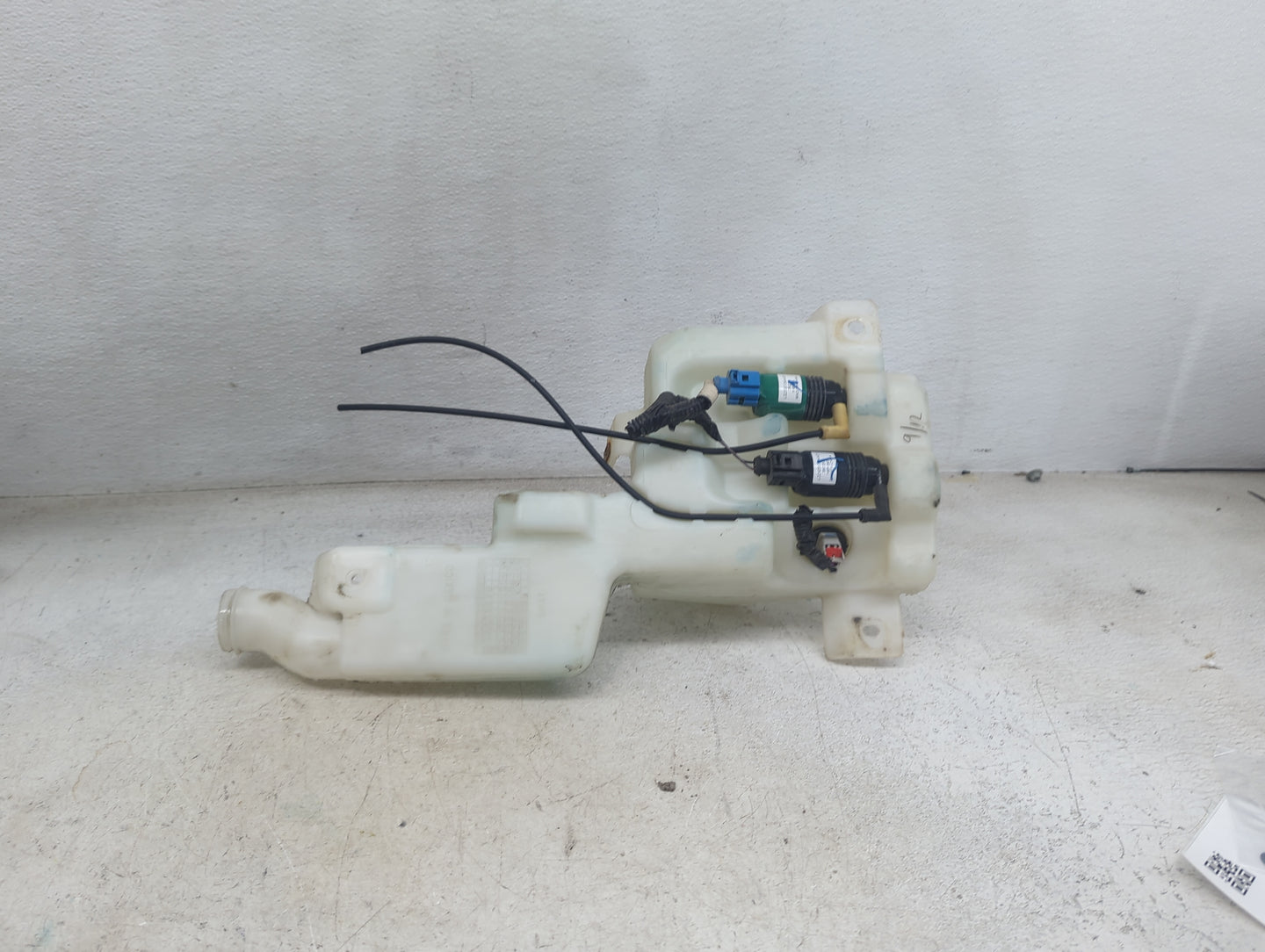 2015-2020 Chevrolet Tahoe Windshield Washer Fluid Reservoir Bottle Oem 1474140 - Oemusedautoparts1.com