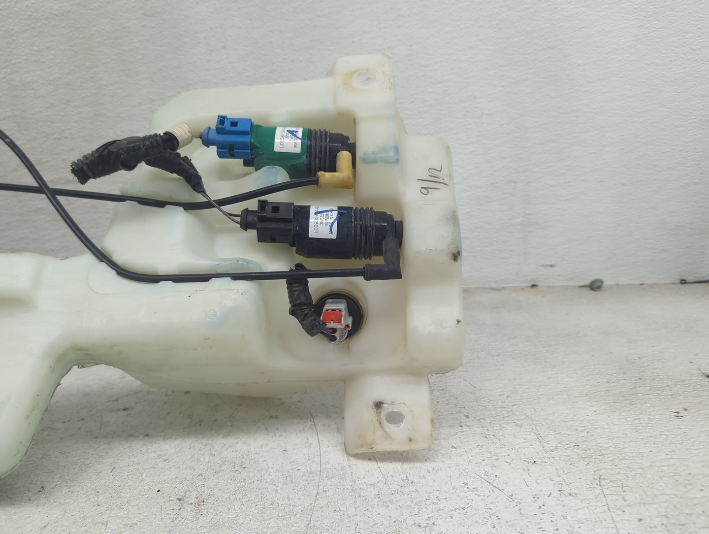 2015-2020 Chevrolet Tahoe Windshield Washer Fluid Reservoir Bottle Oem 1474140 - Oemusedautoparts1.com