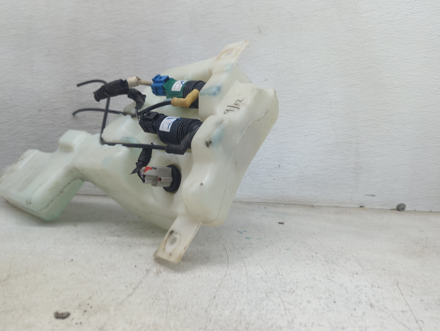 2015-2020 Chevrolet Tahoe Windshield Washer Fluid Reservoir Bottle Oem 1474140 - Oemusedautoparts1.com