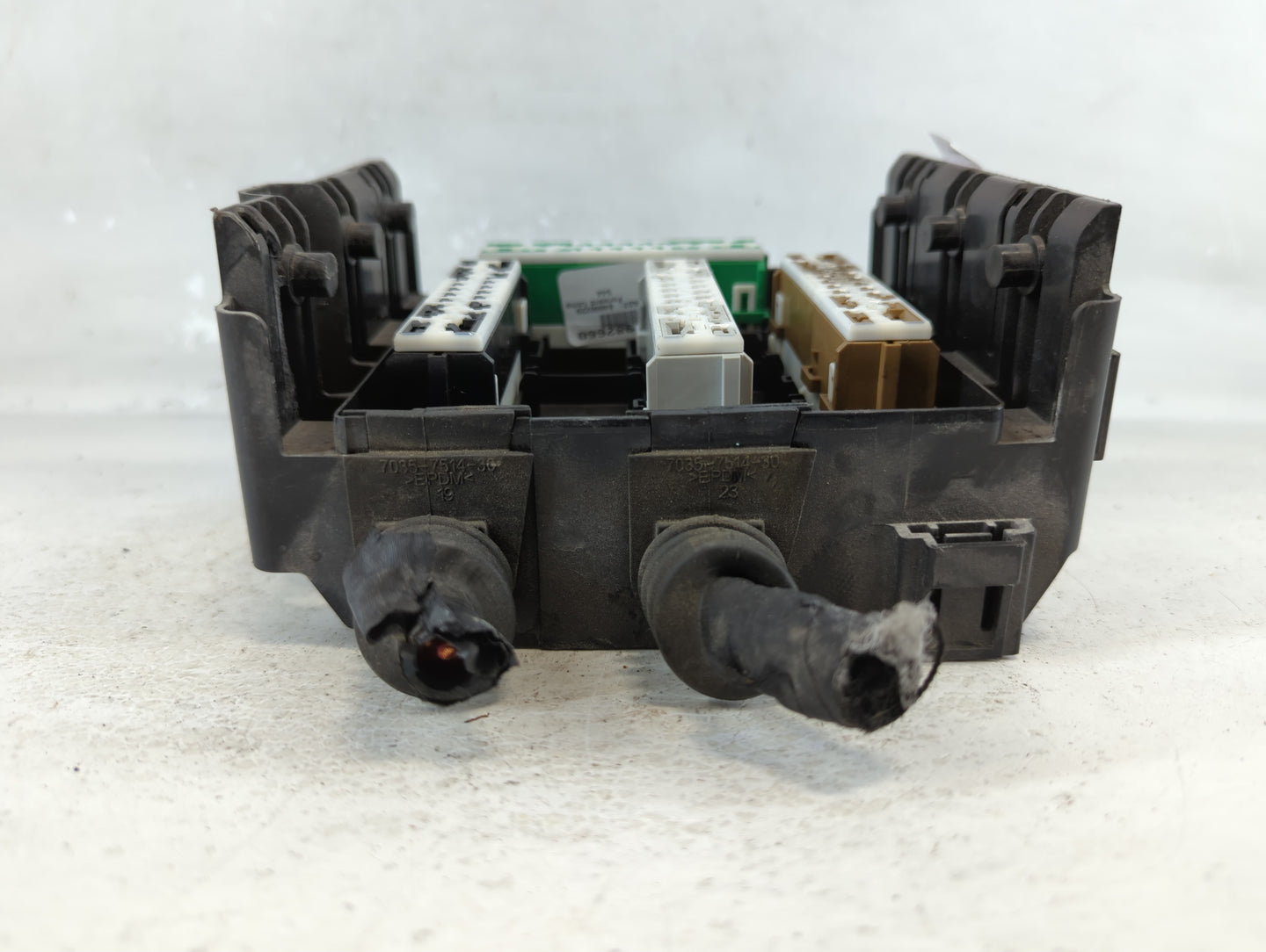 2020-2022 Chevrolet Traverse Fusebox Fuse Box Panel Relay Module P/N:84303340 Fits Fits 2019 2020 2021 2022 OEM Used Auto Pa