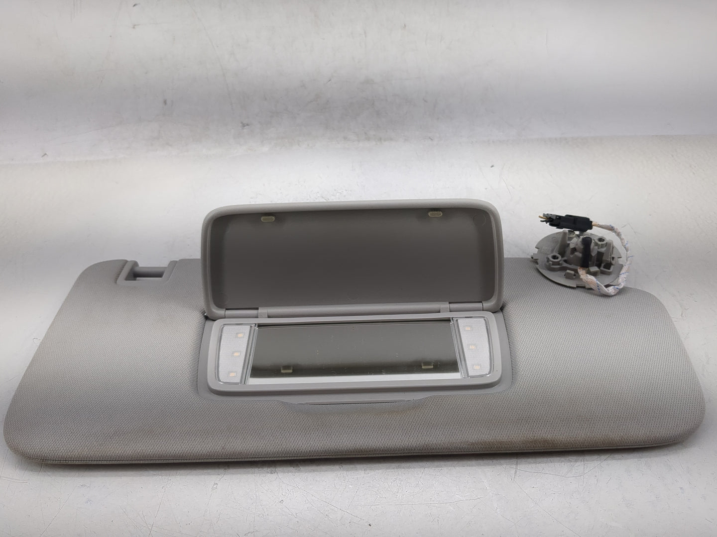 2018-2022 Chevrolet Traverse Sun Visor Shade Replacement Passenger Right Mirror Fits Fits 2018 2019 2020 2021 2022 OEM Used 