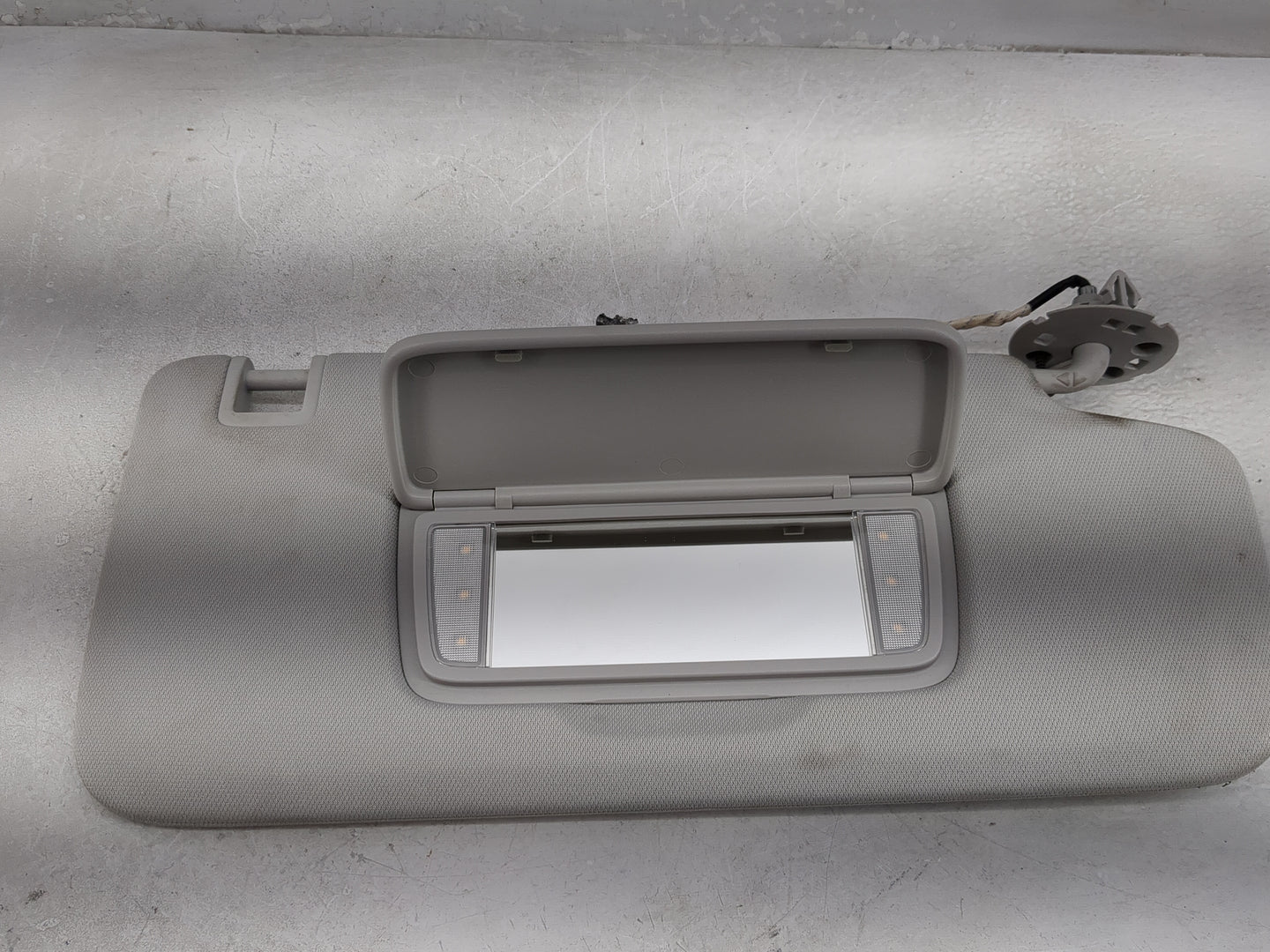 2018-2022 Chevrolet Traverse Sun Visor Shade Replacement Passenger Right Mirror Fits Fits 2018 2019 2020 2021 2022 OEM Used 