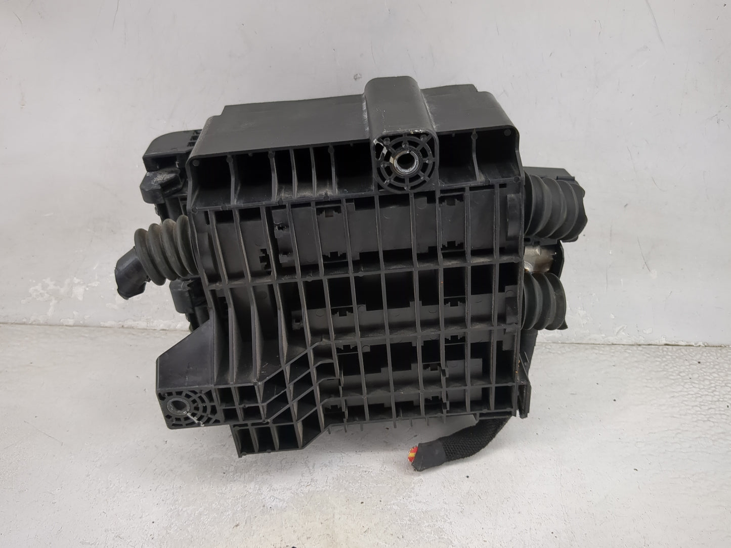 2020-2022 Chevrolet Traverse Fusebox Fuse Box Panel Relay Module P/N:13455283 13468935, 13468934 Fits Fits 2019 2020 2021 20