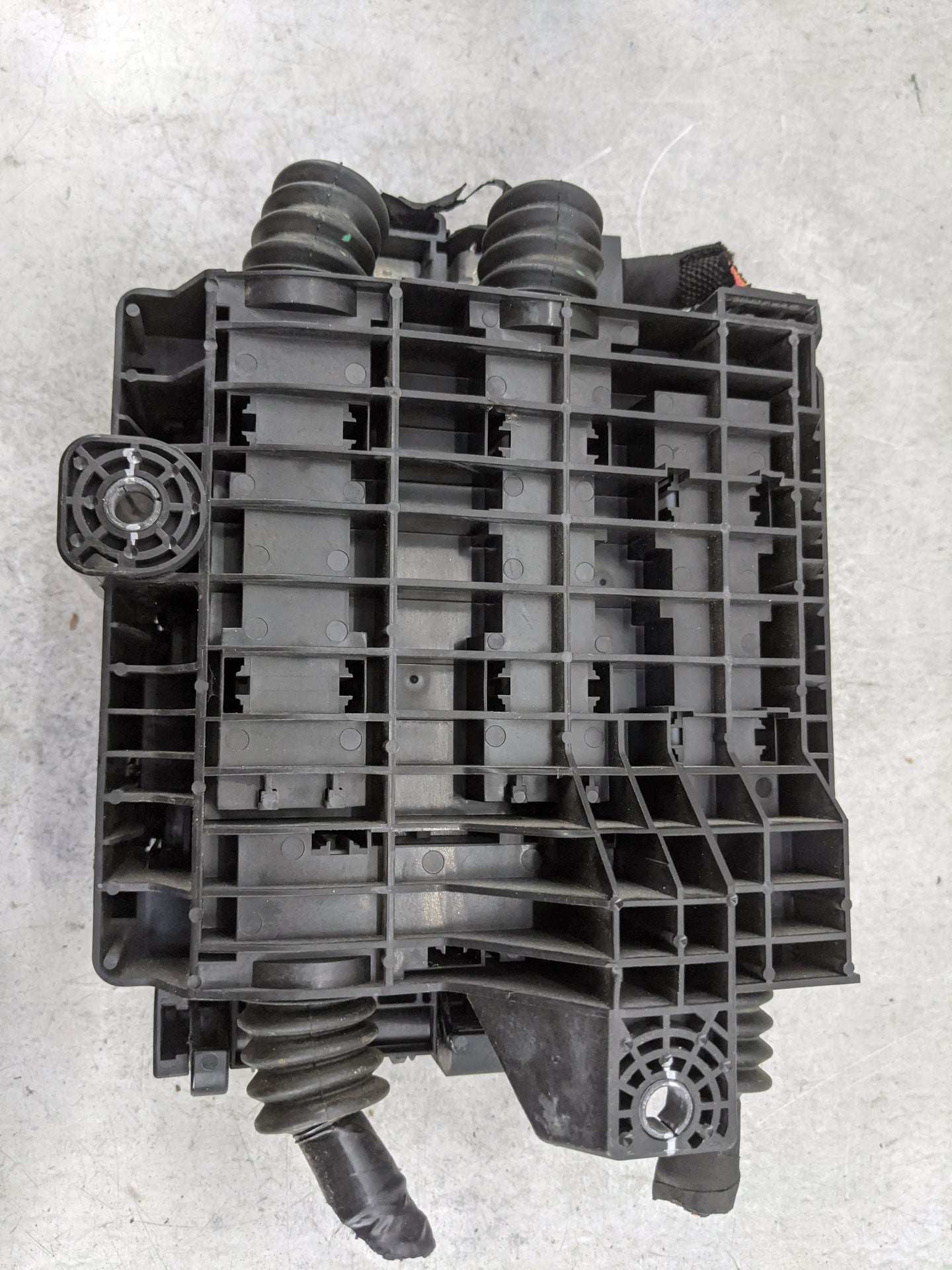 2020-2022 Chevrolet Traverse Fusebox Fuse Box Panel Relay Module P/N:13468935 13455283, 84128871 Fits Fits 2019 2020 2021 20