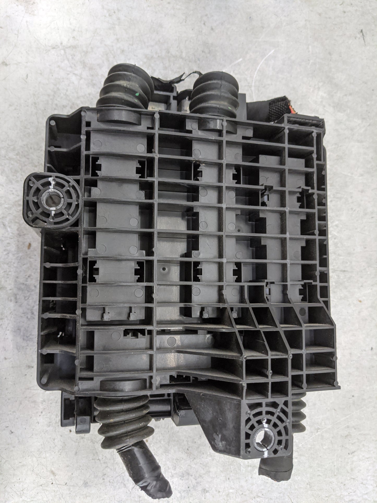 2020-2022 Chevrolet Traverse Fusebox Fuse Box Panel Relay Module P/N:13468935 13455283, 84128871 Fits Fits 2019 2020 2021 20