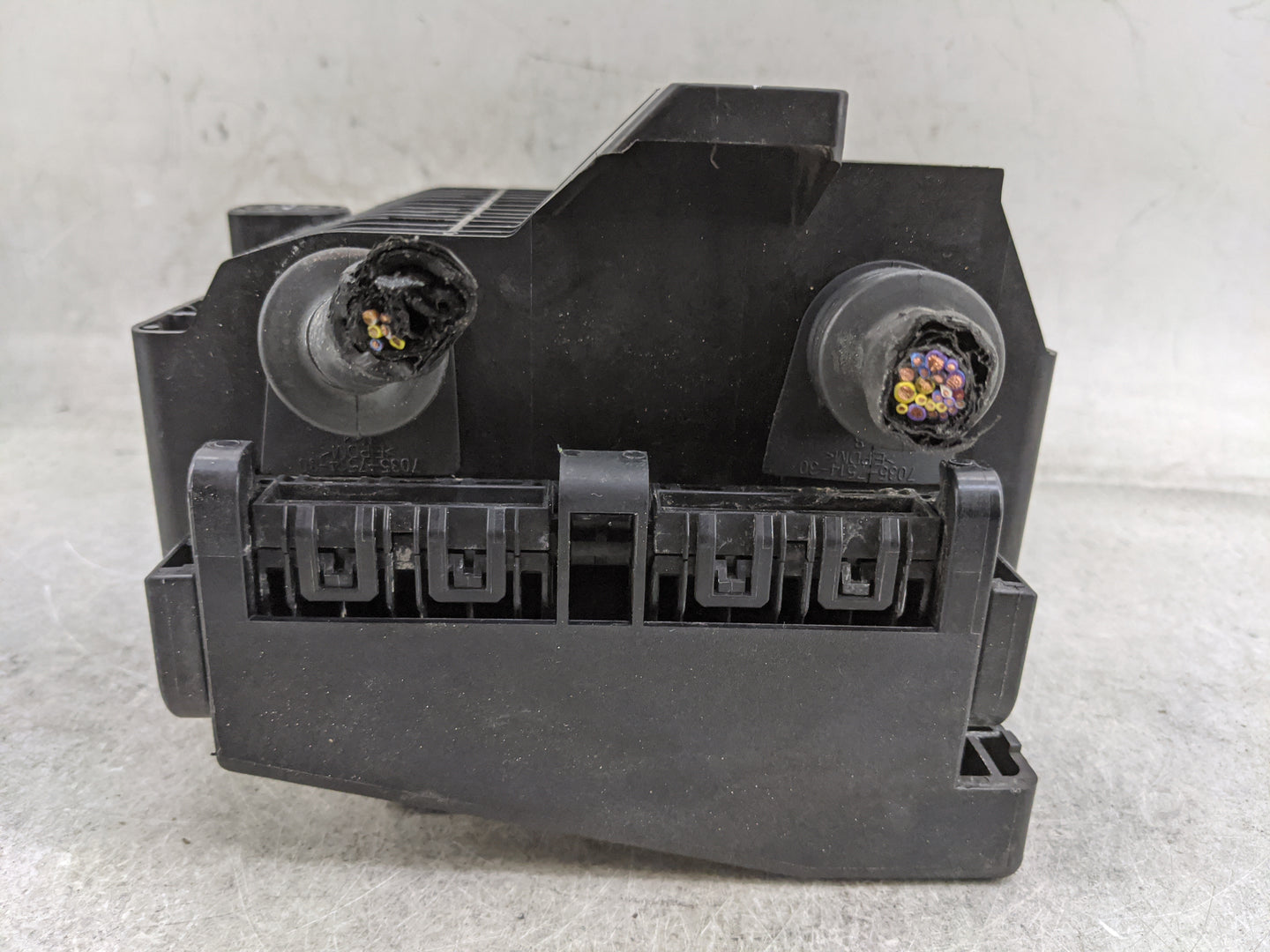 2020-2022 Chevrolet Traverse Fusebox Fuse Box Panel Relay Module P/N:13468935 13455283, 84128871 Fits Fits 2019 2020 2021 20