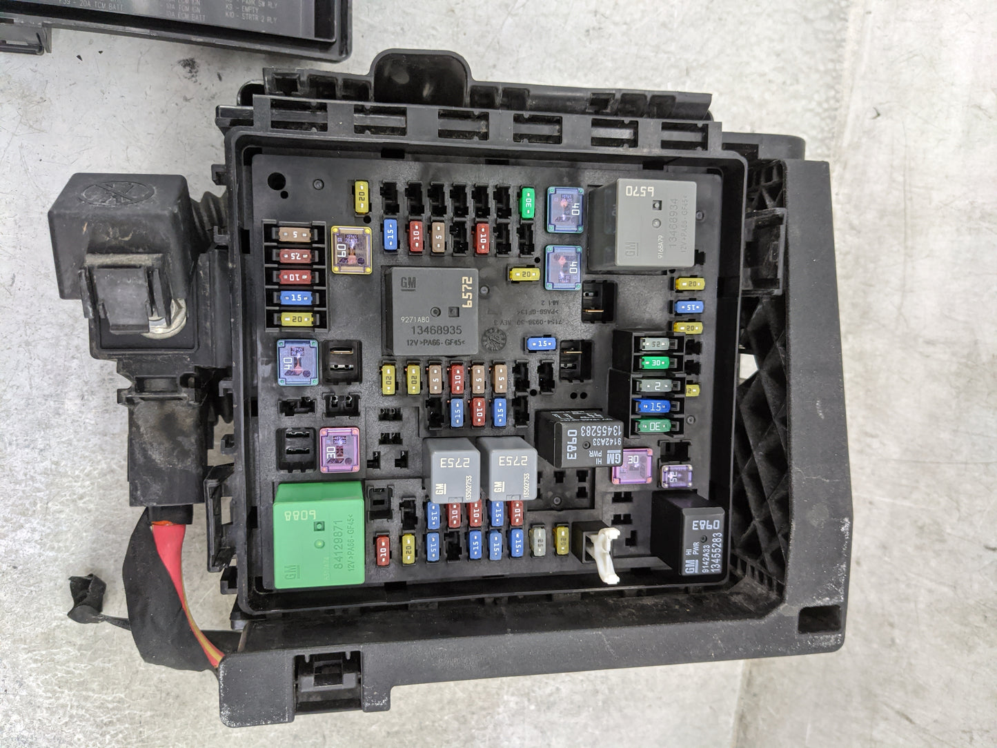 2020-2022 Chevrolet Traverse Fusebox Fuse Box Panel Relay Module P/N:13468935 84128871, 13455283 Fits Fits 2019 2020 2021 20