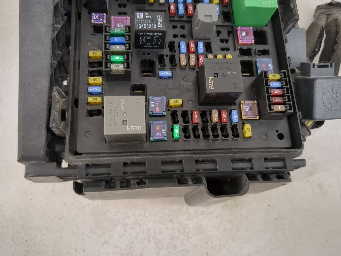 2020-2022 Chevrolet Traverse Fusebox Fuse Box Panel Relay Module P/N:13455283 13468935, 13468934 Fits Fits 2019 2020 2021 20
