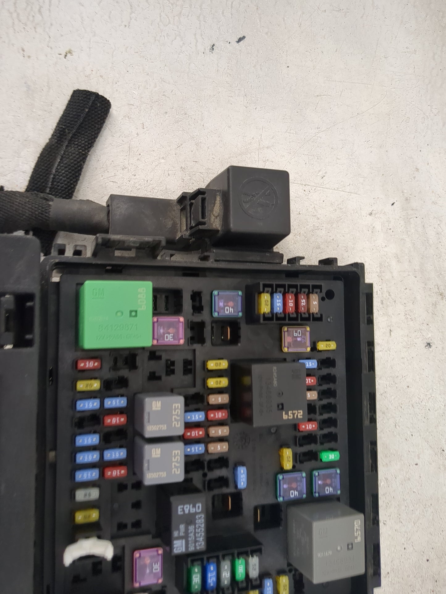 2020-2022 Chevrolet Traverse Fusebox Fuse Box Panel Relay Module P/N:84303338 1919000501, 81291471B Fits Fits 2019 2020 2021