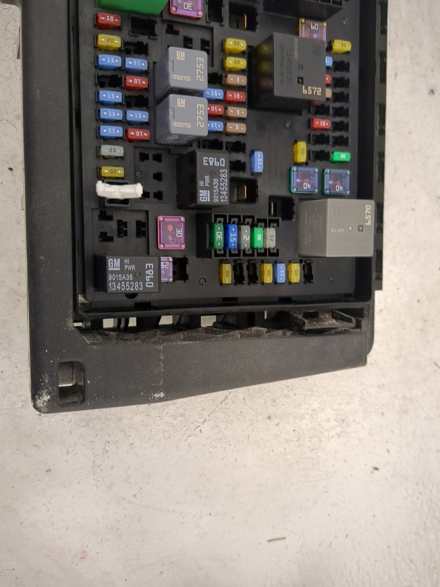 2020-2022 Chevrolet Traverse Fusebox Fuse Box Panel Relay Module P/N:84303338 1919000501, 81291471B Fits Fits 2019 2020 2021