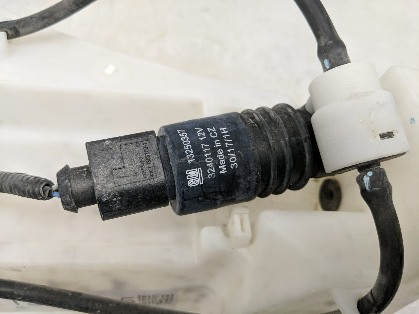 2015-2021 Chevrolet Trax Windshield Washer Fluid Reservoir Bottle Oem - Oemusedautoparts1.com