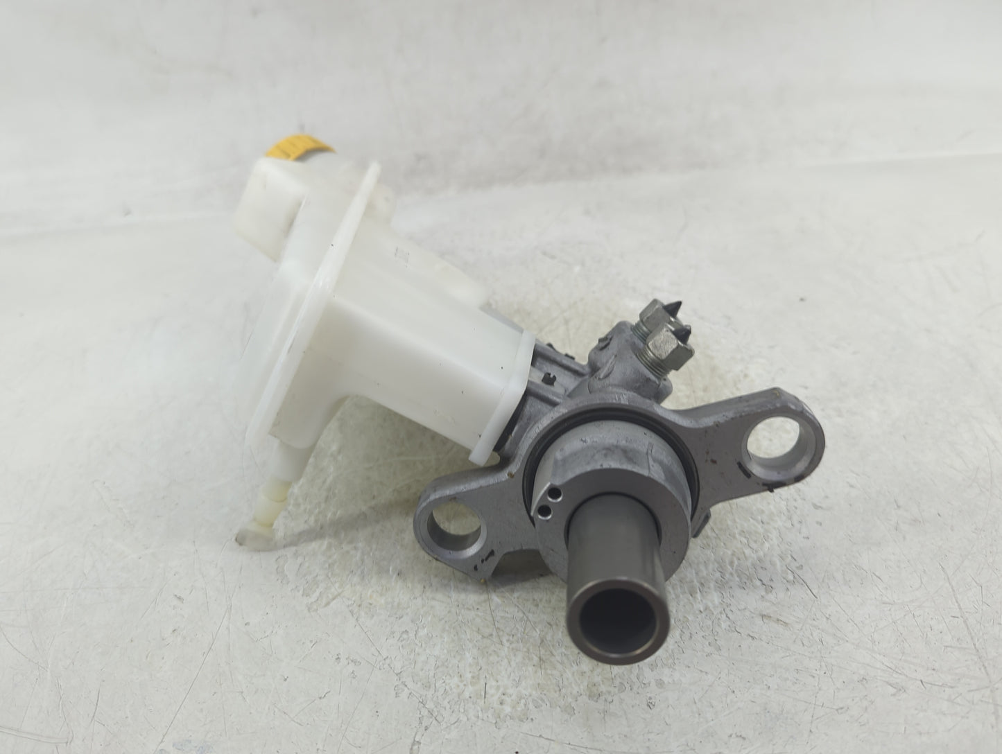 2013-2021 Chevrolet Trax Brake Master Cylinder 1383153 - Oemusedautoparts1.com