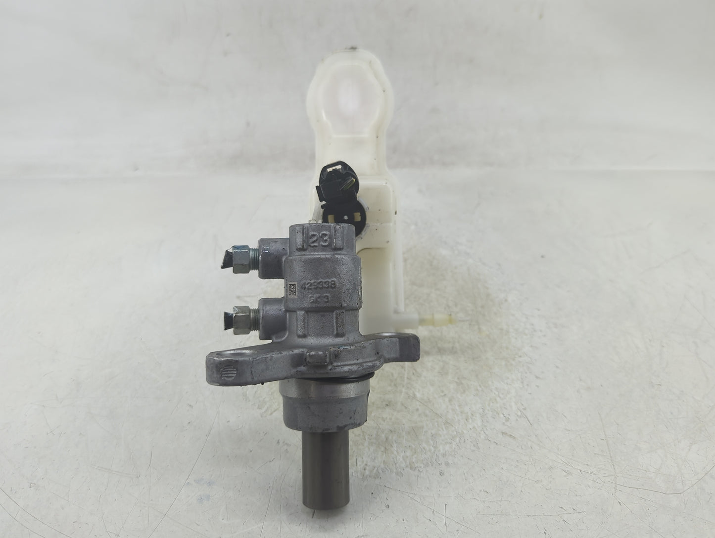 2013-2021 Chevrolet Trax Brake Master Cylinder 1383153 - Oemusedautoparts1.com