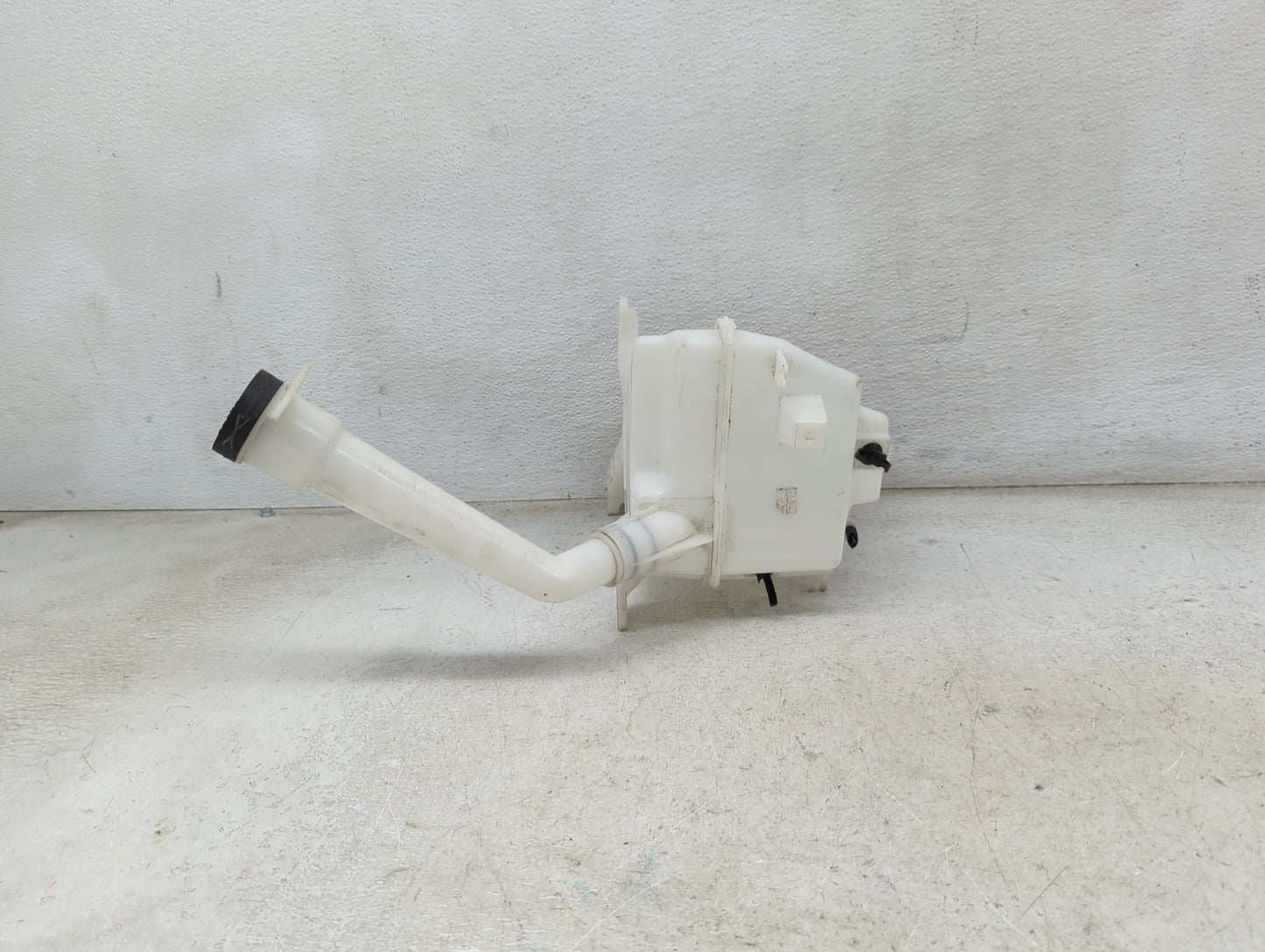 2015-2021 Chevrolet Trax Windshield Washer Fluid Reservoir Bottle Oem 1473999 - Oemusedautoparts1.com