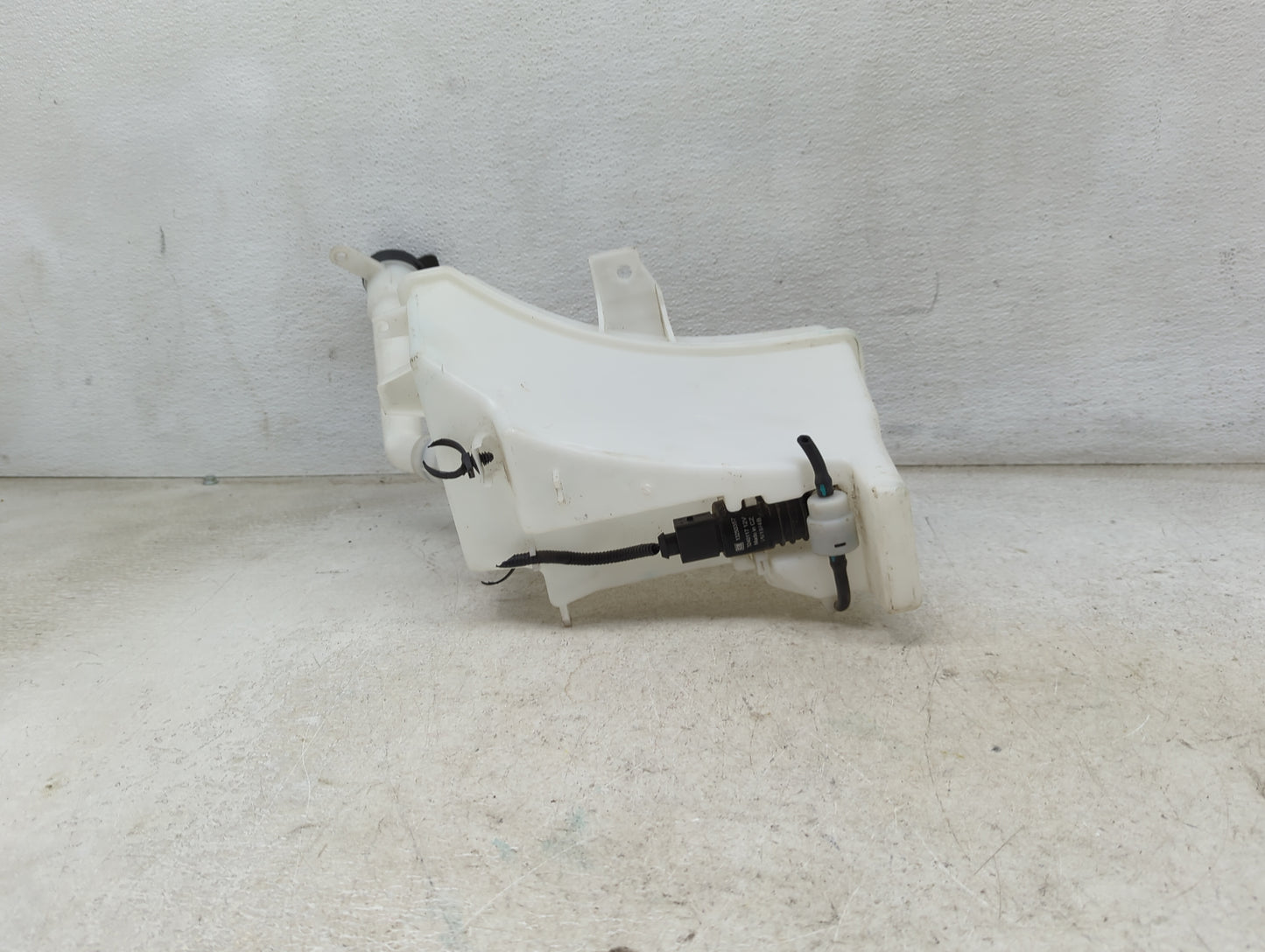 2015-2021 Chevrolet Trax Windshield Washer Fluid Reservoir Bottle Oem 1473999 - Oemusedautoparts1.com