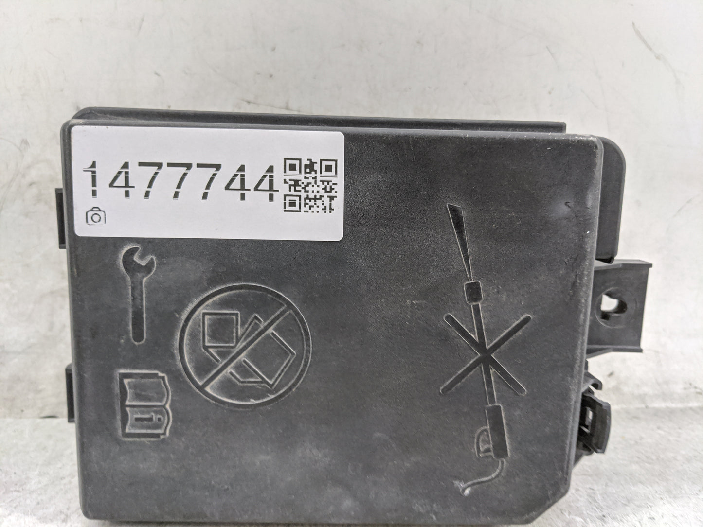 2018-2021 Chevrolet Trax Fusebox Fuse Box Panel Relay Module P/N:94520906 Fits Fits 2018 2019 2020 2021 OEM Used Auto Parts 
