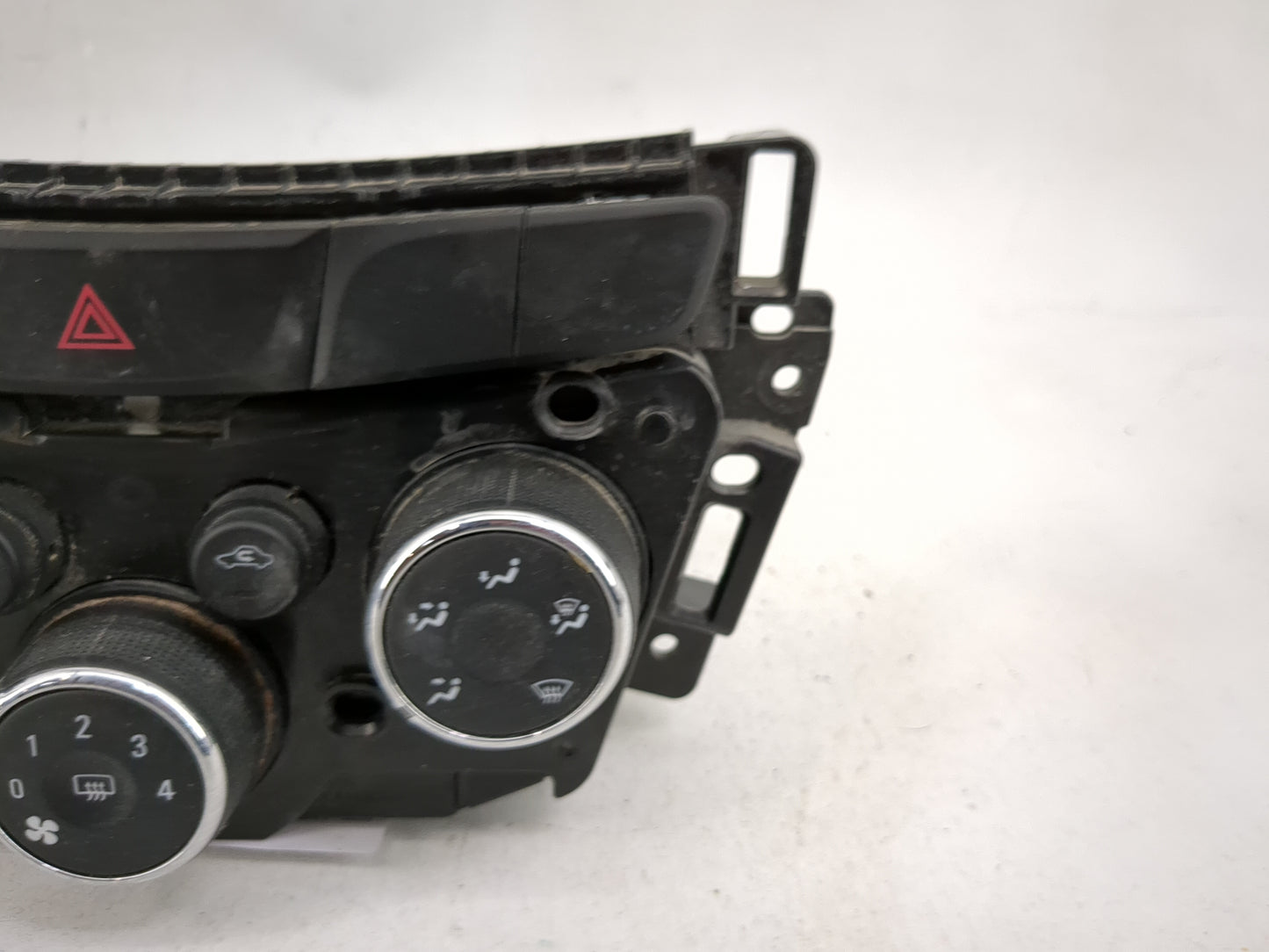2017-2021 Chevrolet Trax Climate Control Module Temperature AC/Heater Replacement P/N:42588188 545329302 Fits OEM Used Auto 