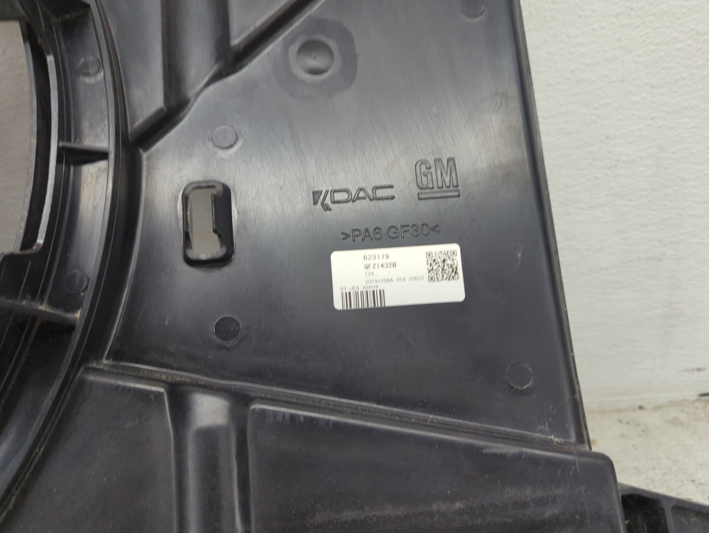 2018-2021 Chevrolet Trax Electric Radiator Cooling Fan Motor Assembly P/N:623119 QFZ1432B Fits Fits 2018 2019 2020 2021 OEM 