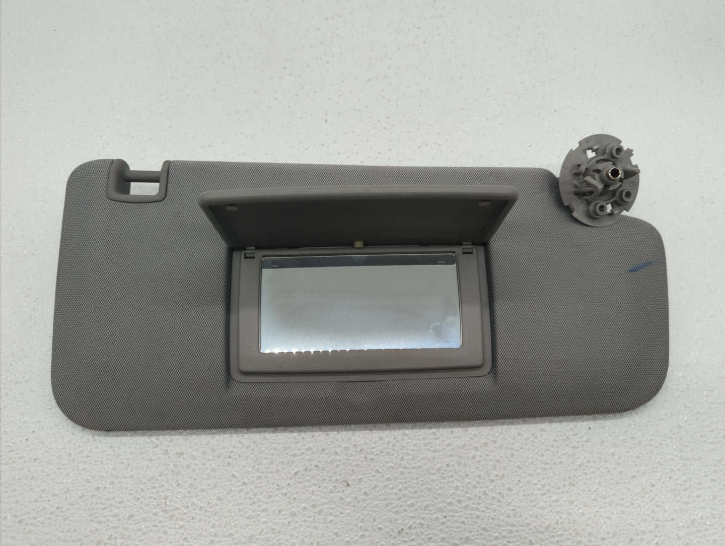 2017-2018 Chevrolet Trax Sun Visor Shade Replacement Passenger Right Mirror Fits Fits 2017 2018 OEM Used Auto Parts - Oemuse