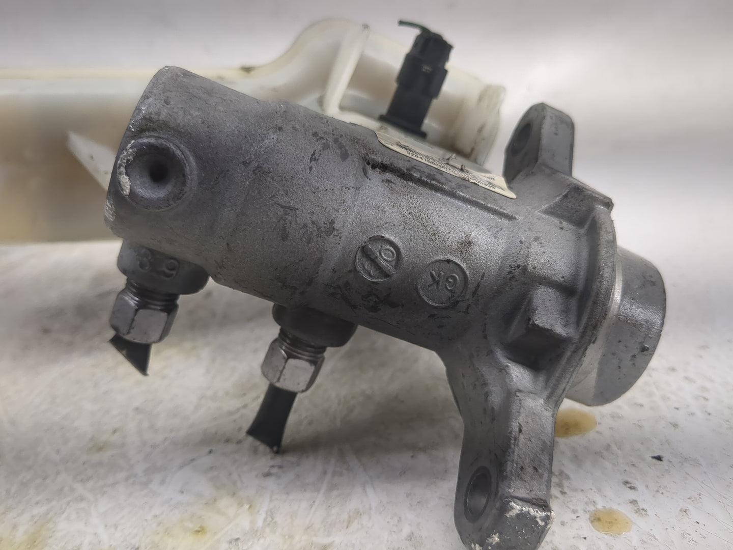 2017-2022 Chrysler Pacifica Brake Master Cylinder 1497118 - Oemusedautoparts1.com