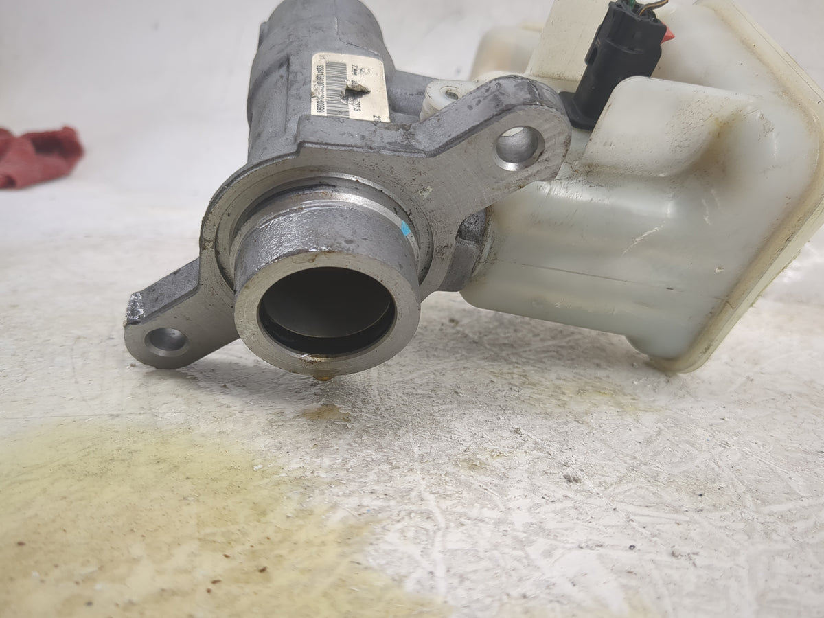 2017-2022 Chrysler Pacifica Brake Master Cylinder 1497118 - Oemusedautoparts1.com