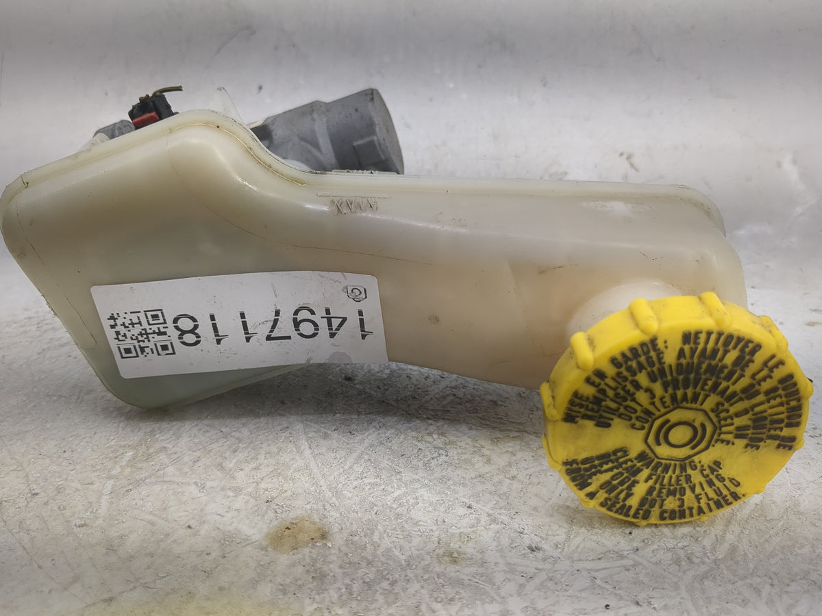 2017-2022 Chrysler Pacifica Brake Master Cylinder 1497118 - Oemusedautoparts1.com