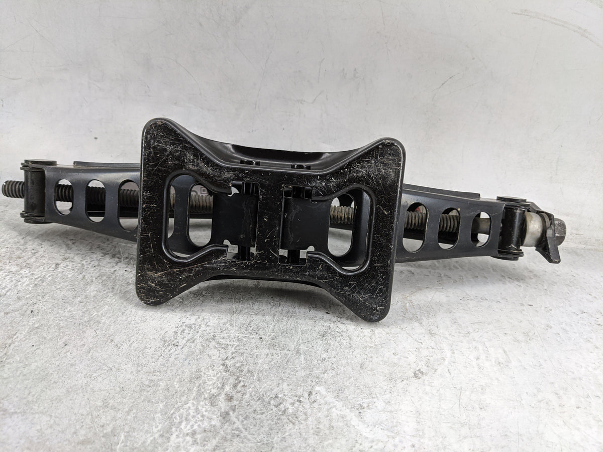 2020 Chrysler Voyager Spare Scissor Car Jack Black - Oemusedautoparts1.com