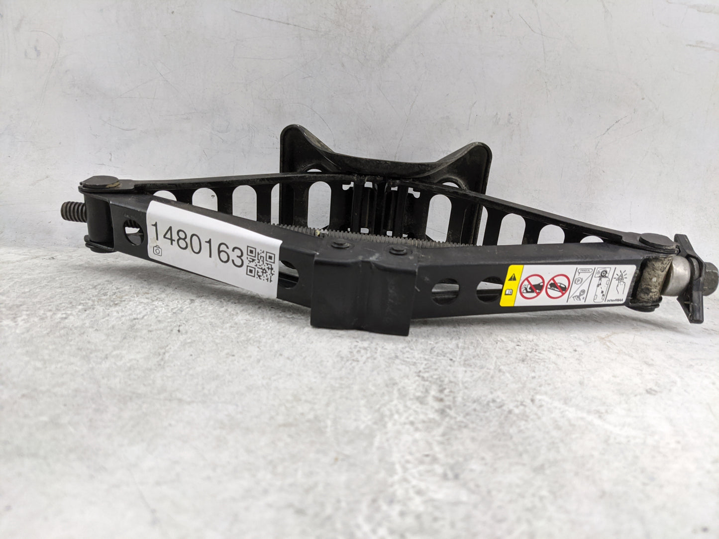 2020 Chrysler Voyager Spare Scissor Car Jack Black - Oemusedautoparts1.com