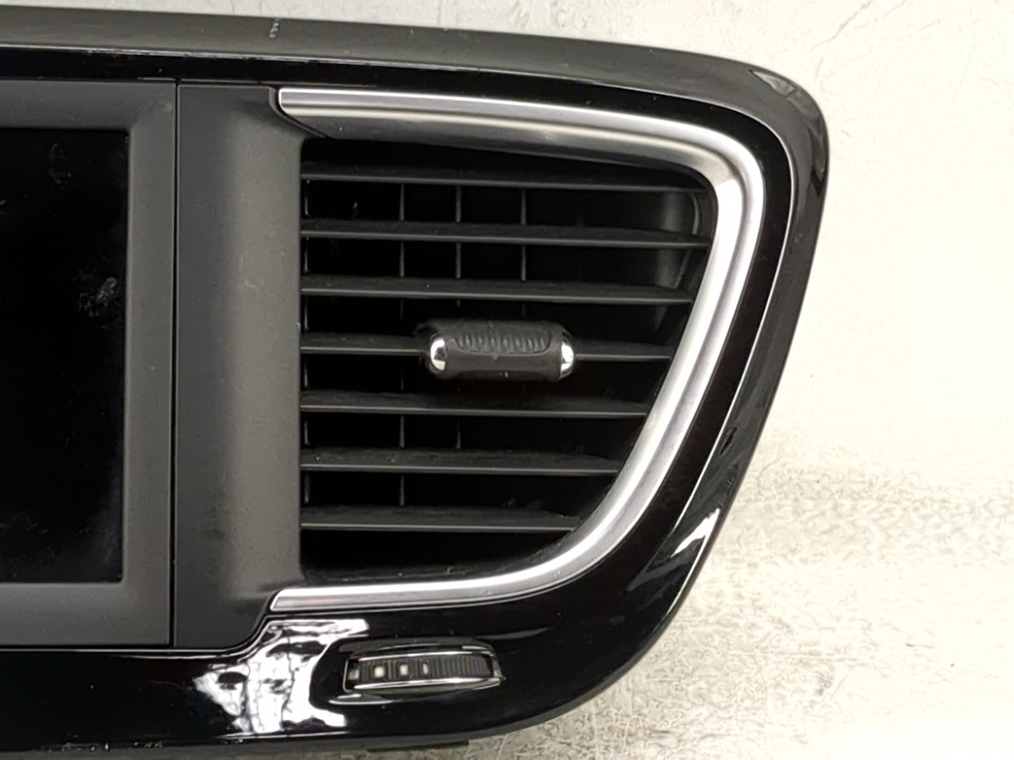2020-2021 Chrysler Voyager Information Display Screen 1483079 - Oemusedautoparts1.com