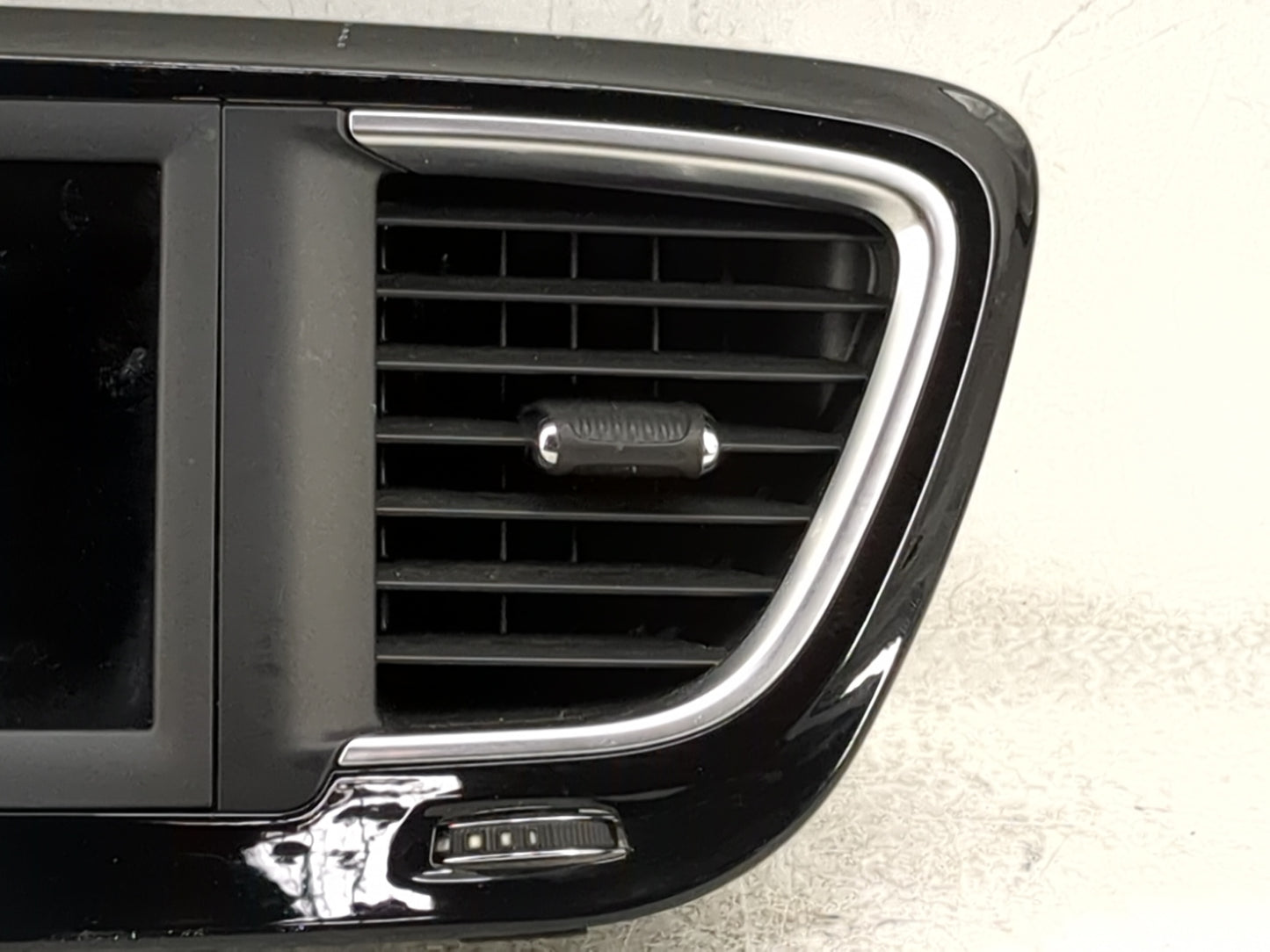 2020-2021 Chrysler Voyager Information Display Screen 1483079 - Oemusedautoparts1.com
