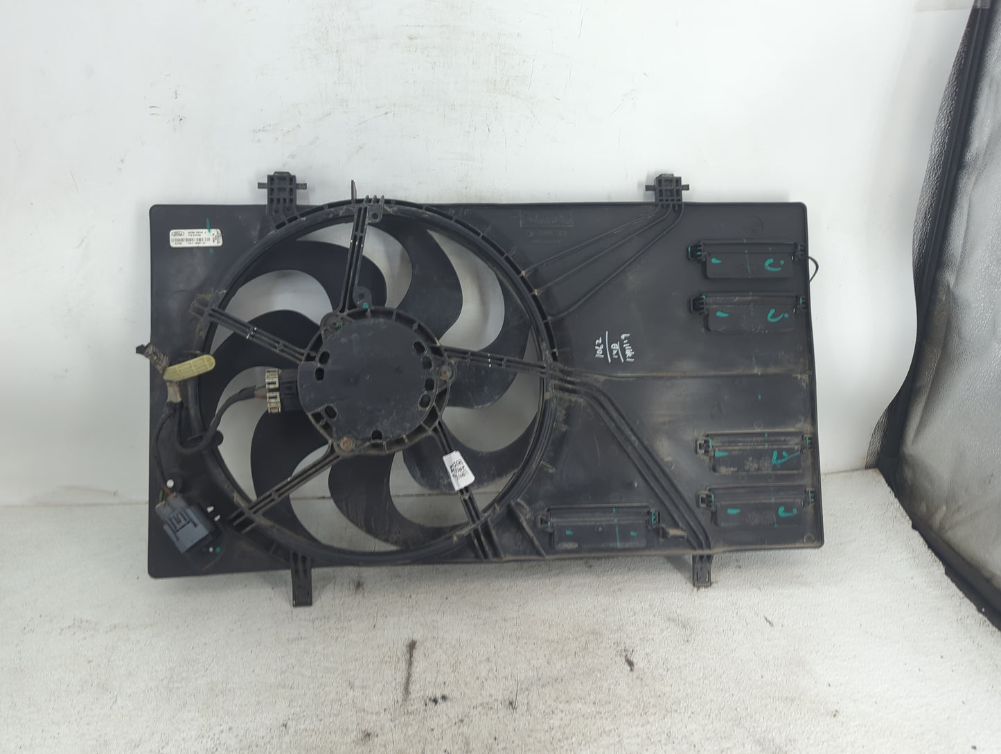 2018-2022 Ford Ecosport Electric Radiator Cooling Fan Motor Assembly P/N:8V618-C607-AE CA1T-8C607-AE Fits OEM Used Auto Part
