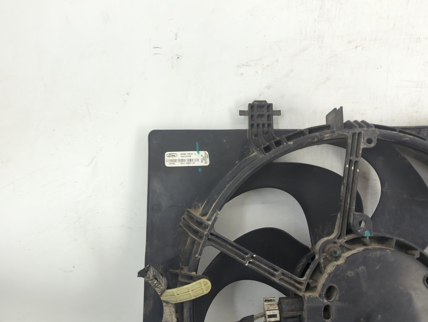 2018-2022 Ford Ecosport Electric Radiator Cooling Fan Motor Assembly P/N:8V618-C607-AE CA1T-8C607-AE Fits OEM Used Auto Part