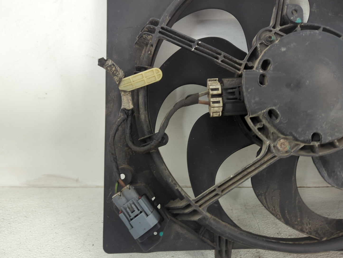 2018-2022 Ford Ecosport Electric Radiator Cooling Fan Motor Assembly P/N:8V618-C607-AE CA1T-8C607-AE Fits OEM Used Auto Part